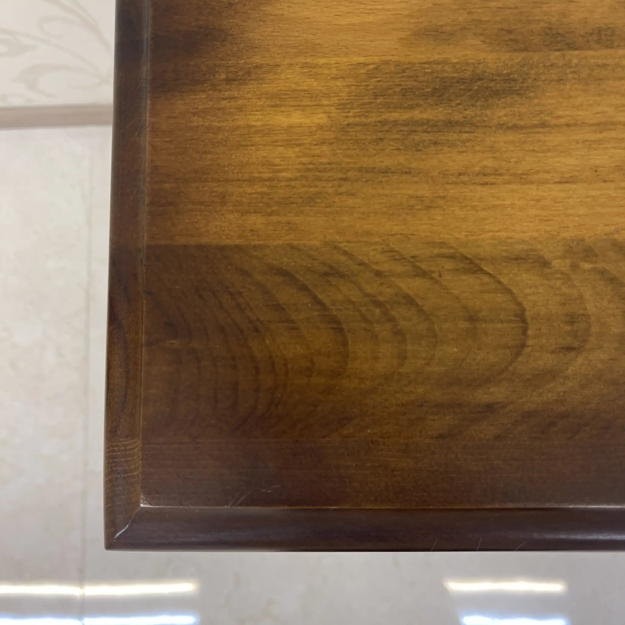 【リユース】 サイドテーブル / カリモク / コロニアルシリーズ / 1970年代~ / ぶな / 日本 / ボカシ塗装仕上げ,旋盤挽物細工