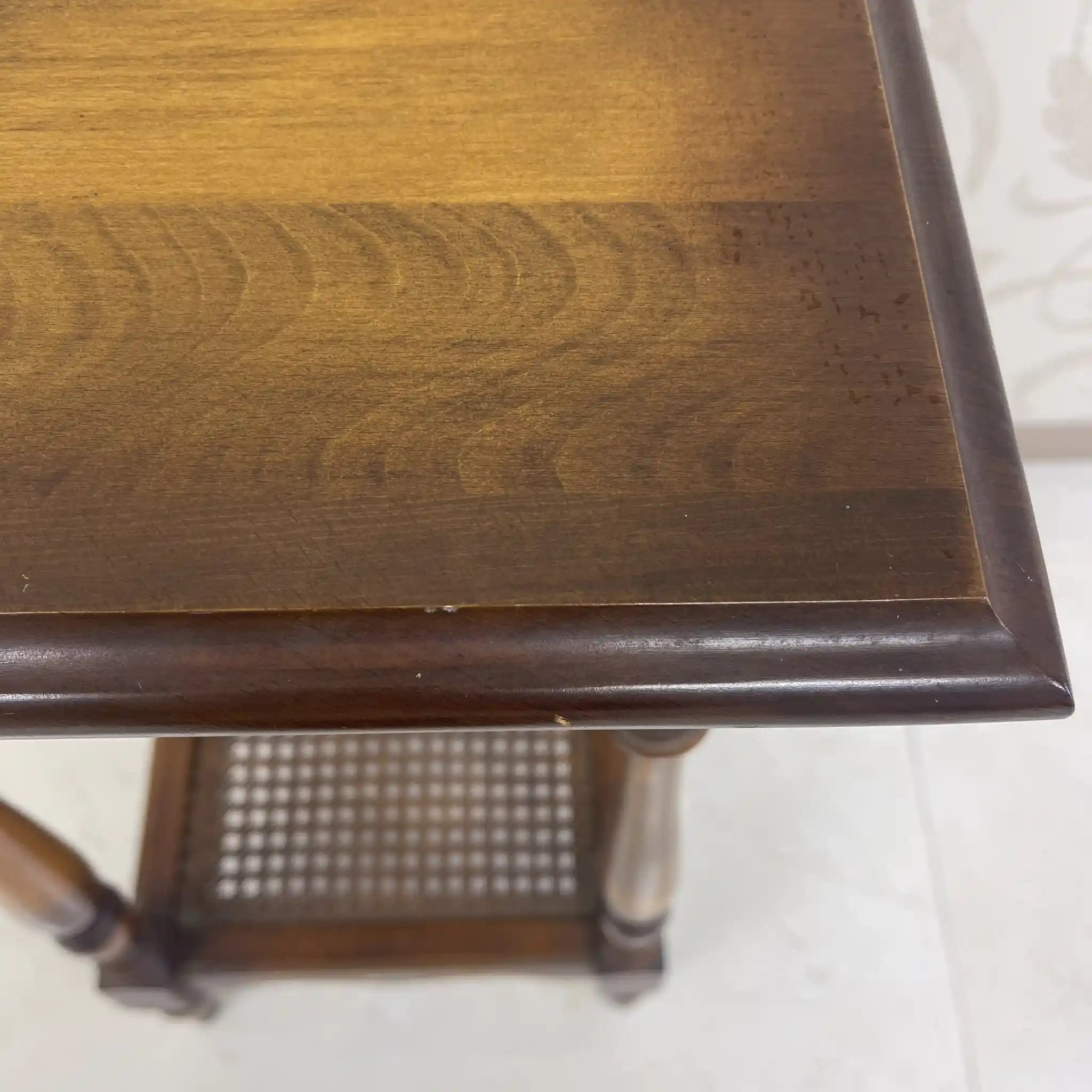 【リユース】 サイドテーブル / カリモク / コロニアルシリーズ / 1970年代~ / ぶな / 日本 / ボカシ塗装仕上げ,旋盤挽物細工