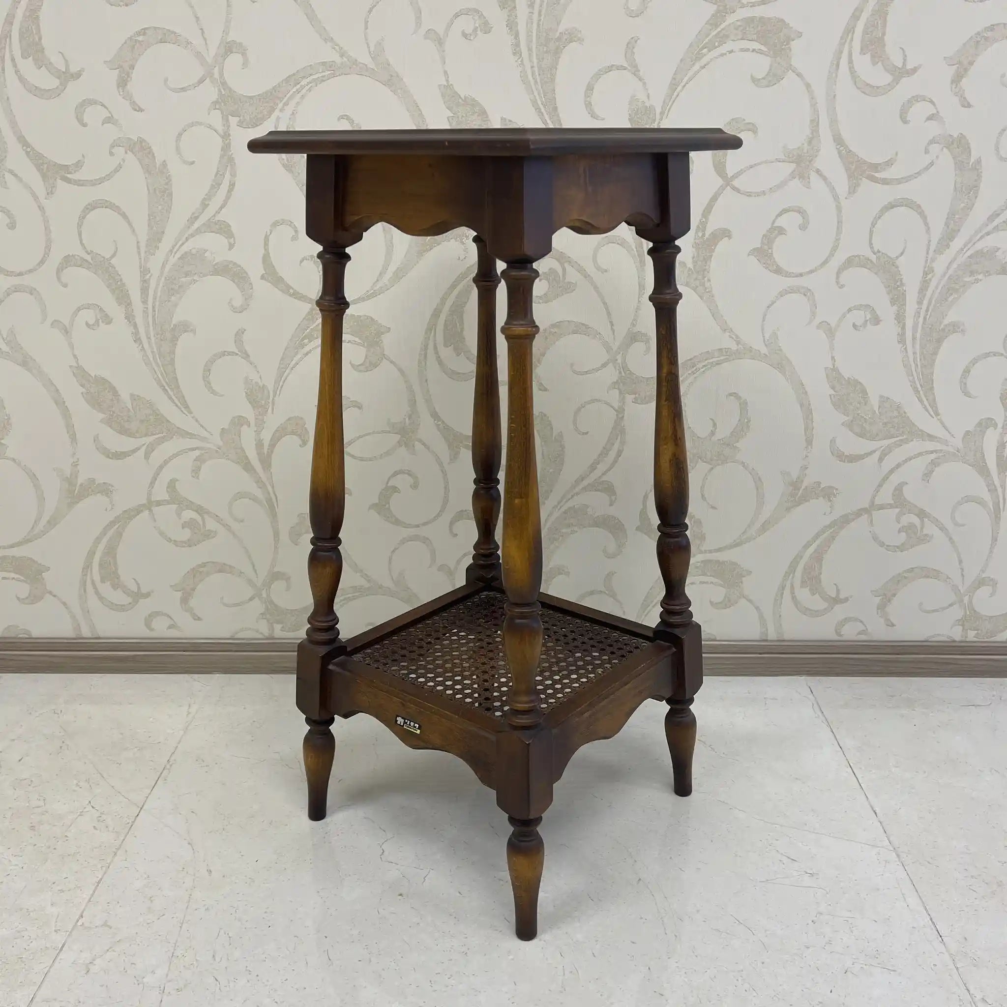 【リユース】 サイドテーブル / カリモク / コロニアルシリーズ / 1970年代~ / ぶな / 日本 / ボカシ塗装仕上げ,旋盤挽物細工