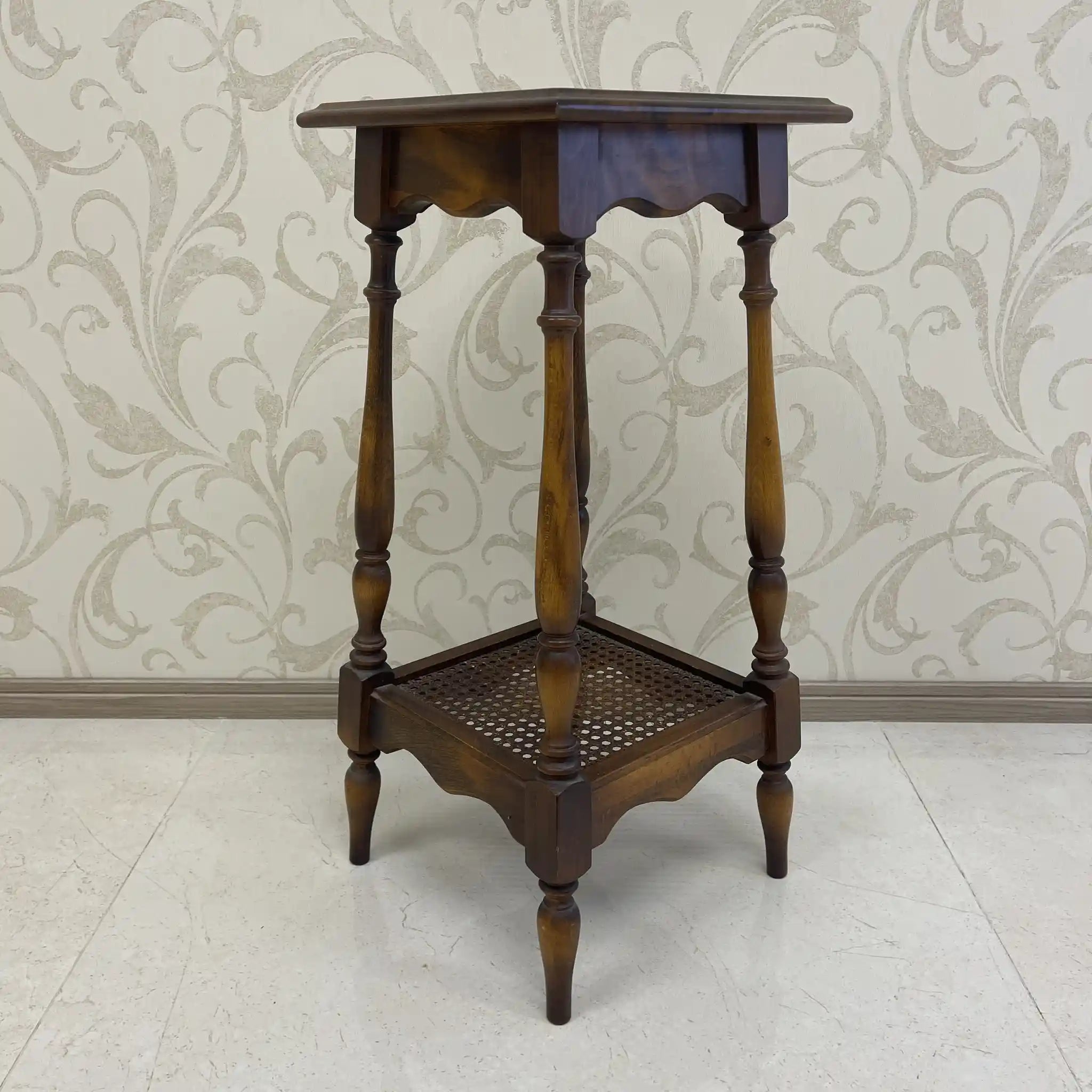 【リユース】 サイドテーブル / カリモク / コロニアルシリーズ / 1970年代~ / ぶな / 日本 / ボカシ塗装仕上げ,旋盤挽物細工