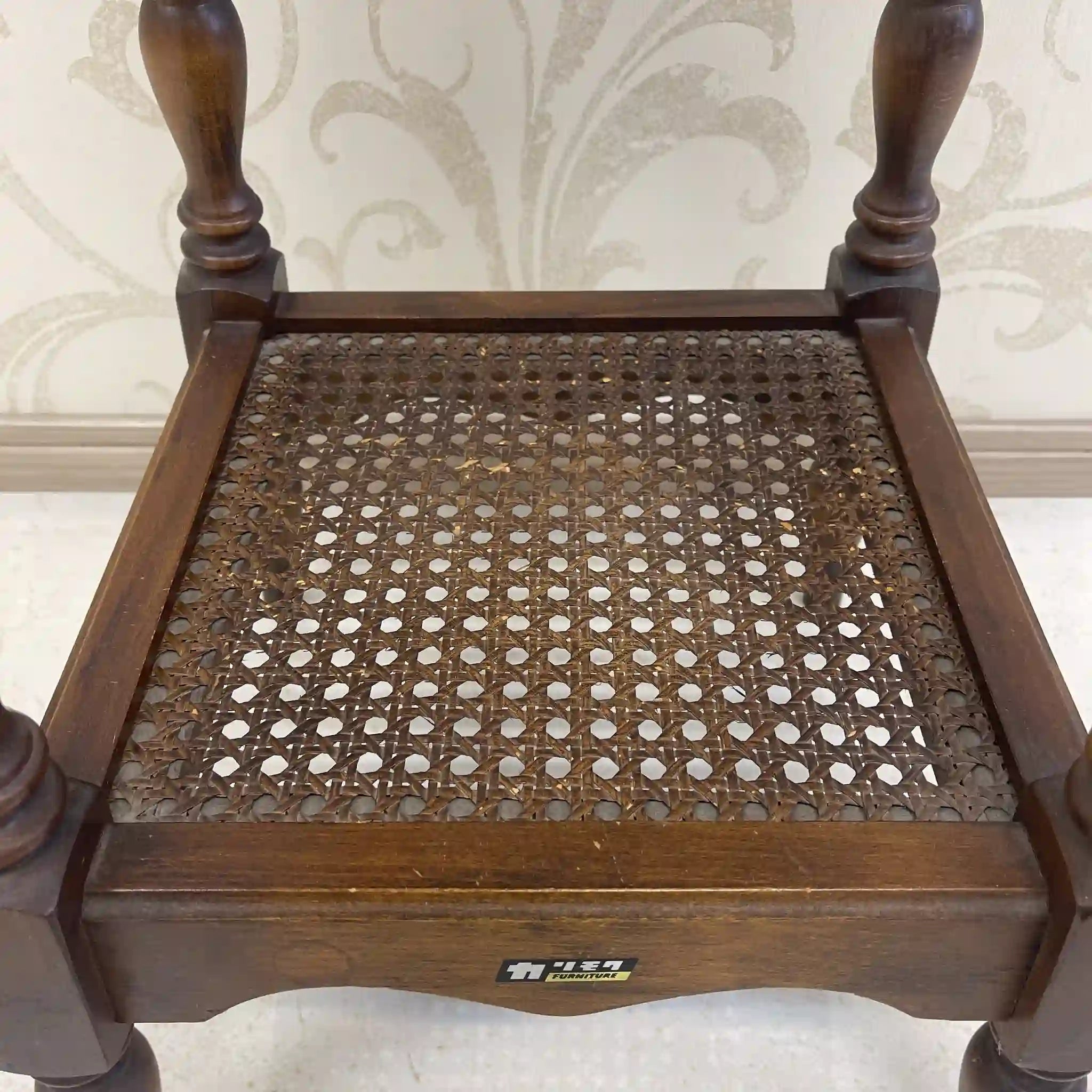 【リユース】 サイドテーブル / カリモク / コロニアルシリーズ / 1970年代~ / ぶな / 日本 / ボカシ塗装仕上げ,旋盤挽物細工