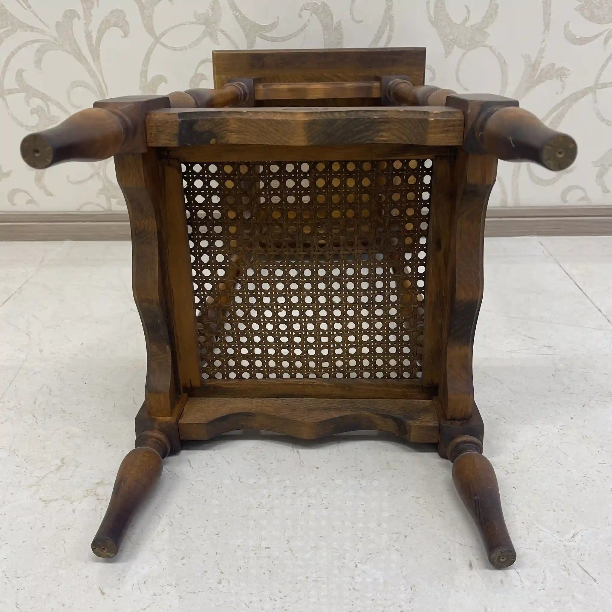 【リユース】 サイドテーブル / カリモク / コロニアルシリーズ / 1970年代~ / ぶな / 日本 / ボカシ塗装仕上げ,旋盤挽物細工