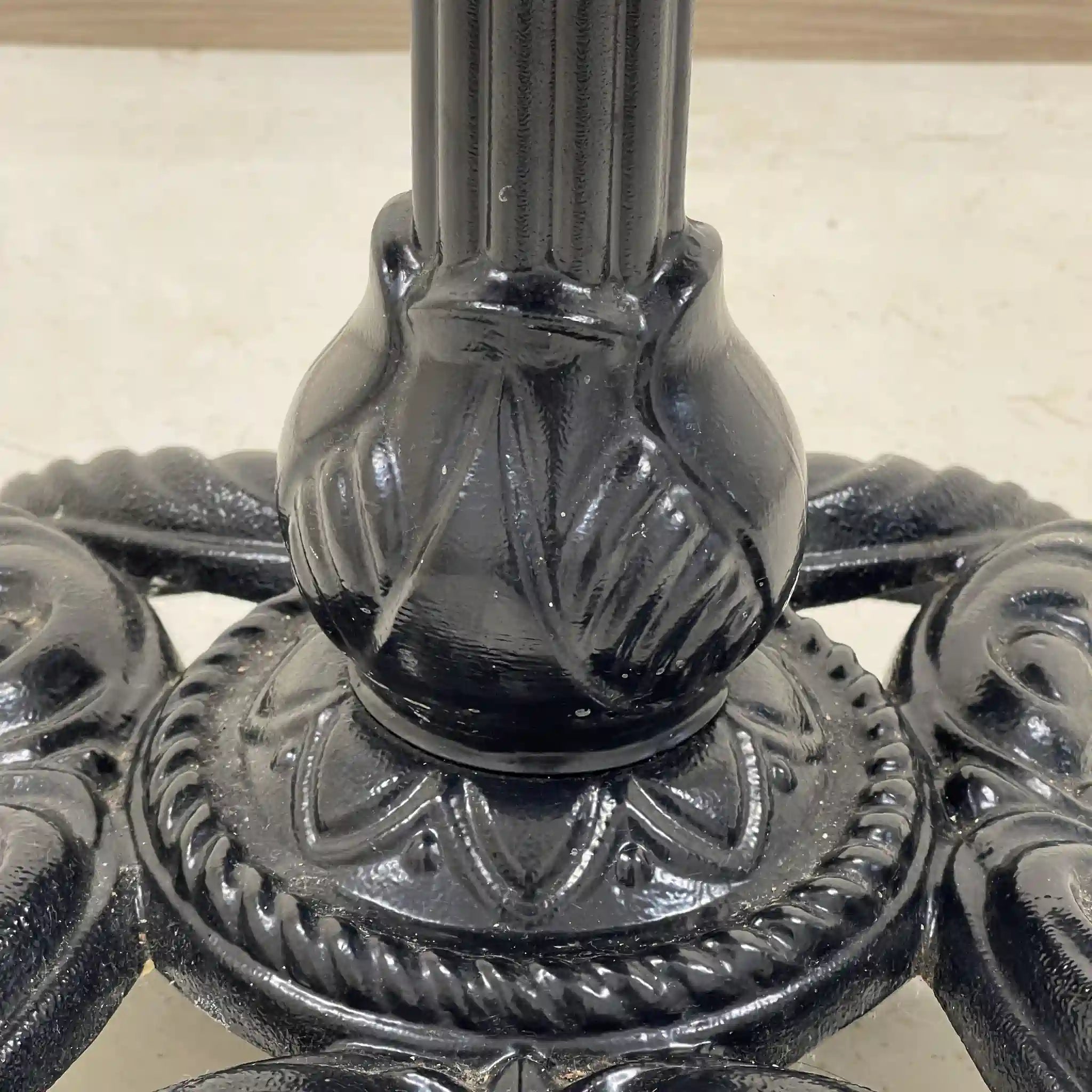 【リユース】 サイドテーブル / 鋳鉄,一本脚,ノックダウン