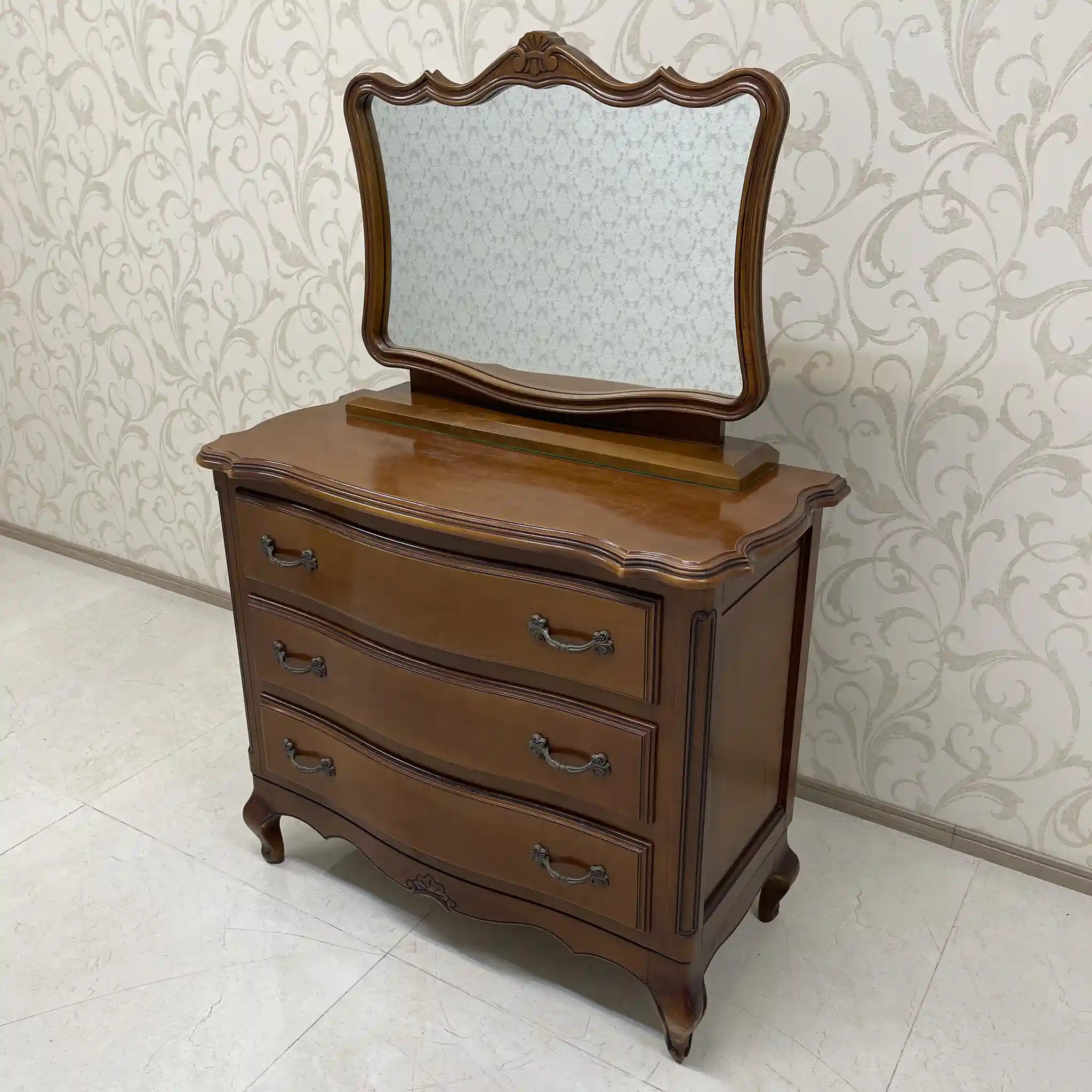 【リユース】 アンティーク調ドレッサー / 猫脚 / 3段チェスト型 / 彫刻装飾