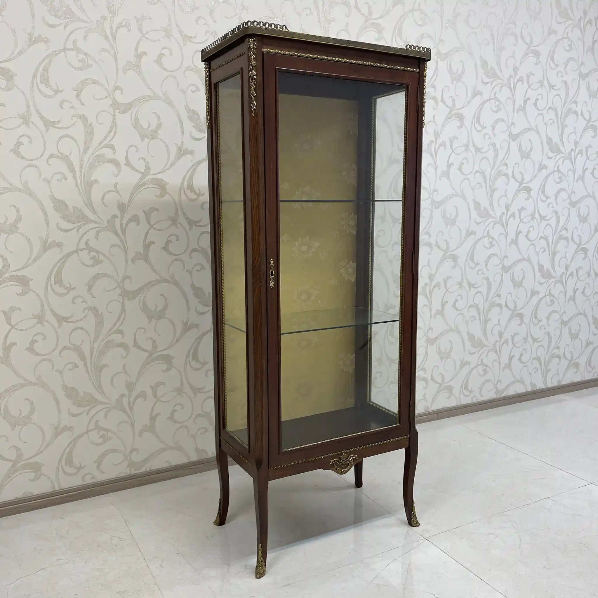 【ビンテージ】 ガラスキャビネット / MUARVA S.L. / スペイン / インレイマーケタリー,ロストワックス鋳造金具,面取りガラス仕様