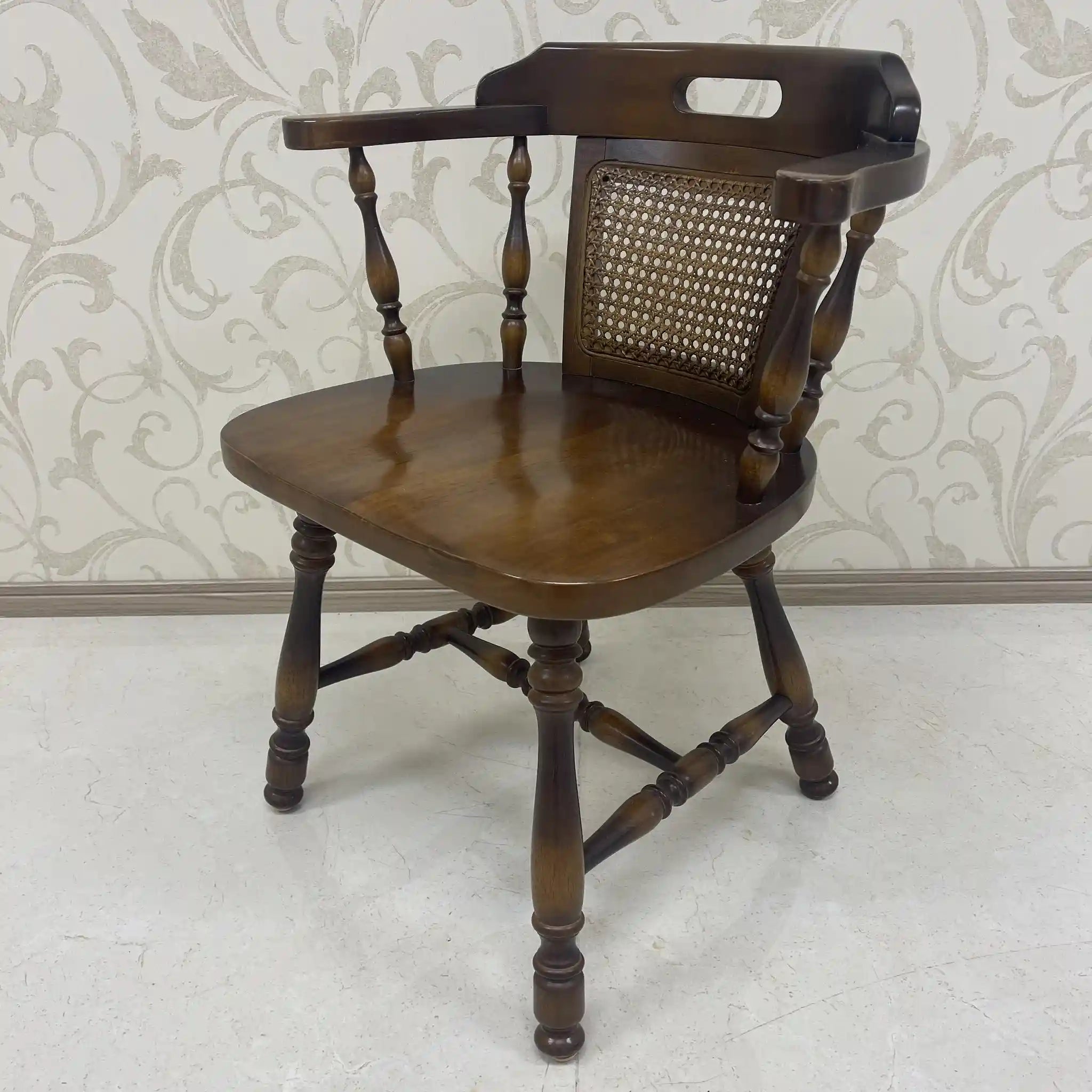 【リユース】 ウィンザーチェア / 飛騨産業(キツツキ) / ブナ材ラタン(籐) / 日本 / 肘掛け付