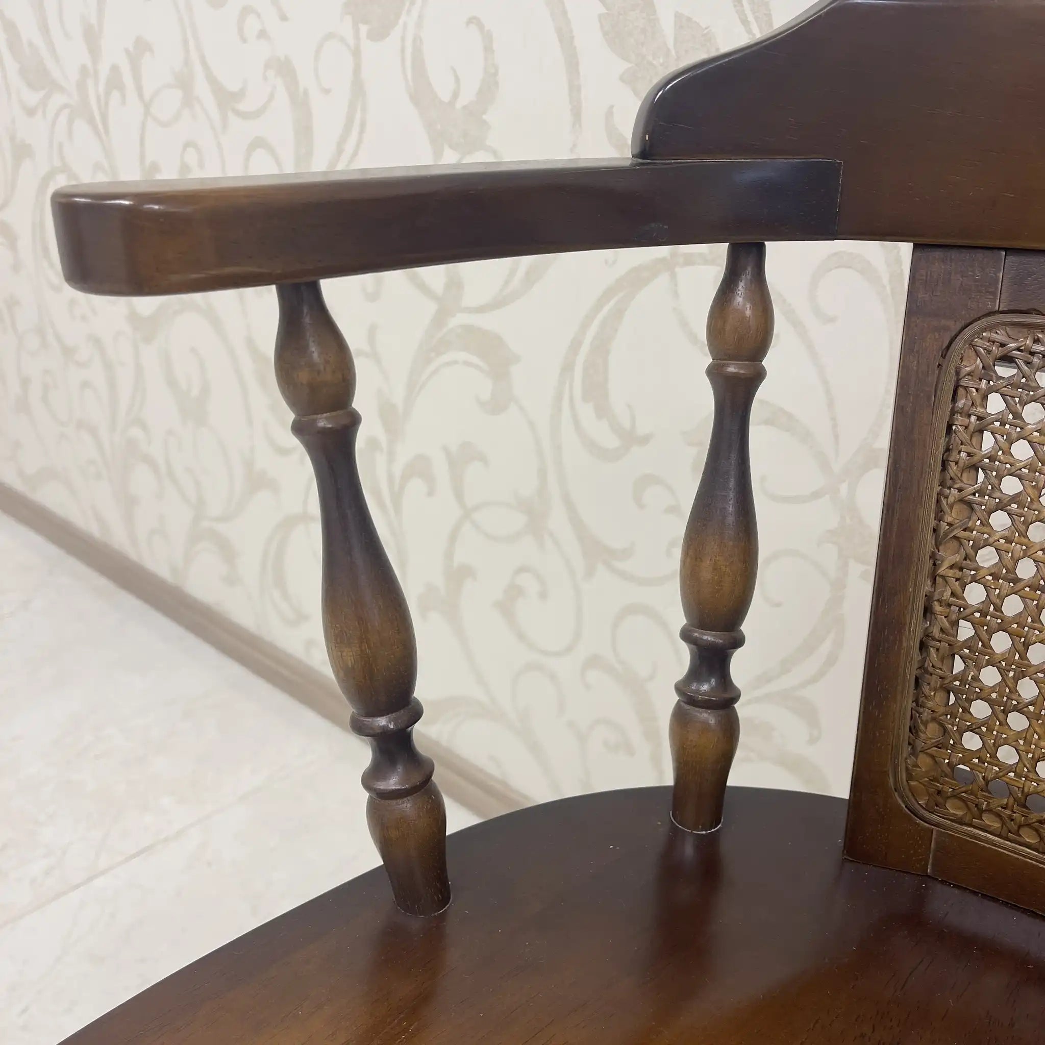 【リユース】 ウィンザーチェア / 飛騨産業(キツツキ) / ブナ材ラタン(籐) / 日本 / 肘掛け付