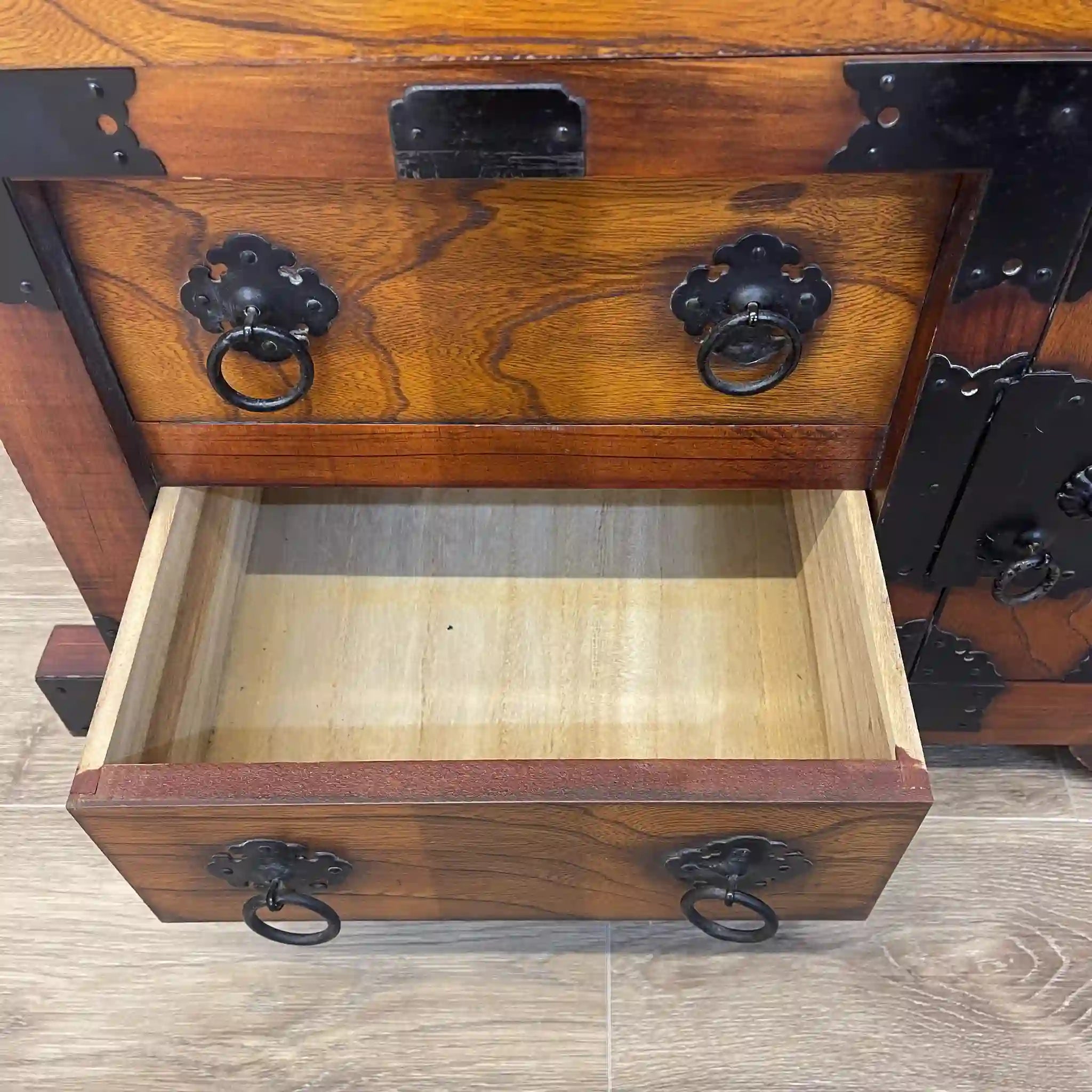 【リユース】 車箪笥 / 桐材 / 日本