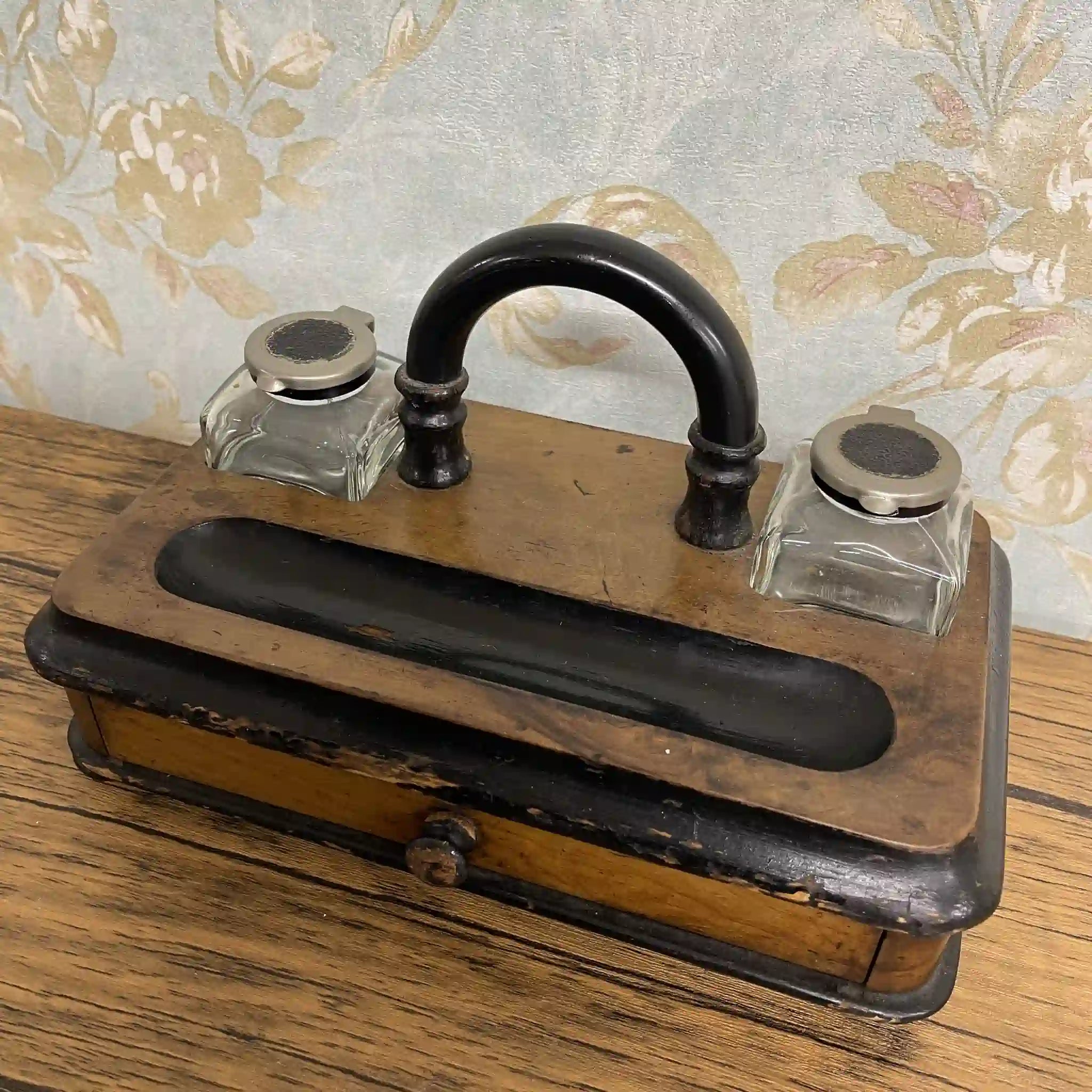 【アンティーク】 インクスタンドセット / ヴィクトリア様式 / 20世紀初頭 (推定) / メープル材 / イギリス / ダブルインクウェル, ハンドル付, 羽ペン付