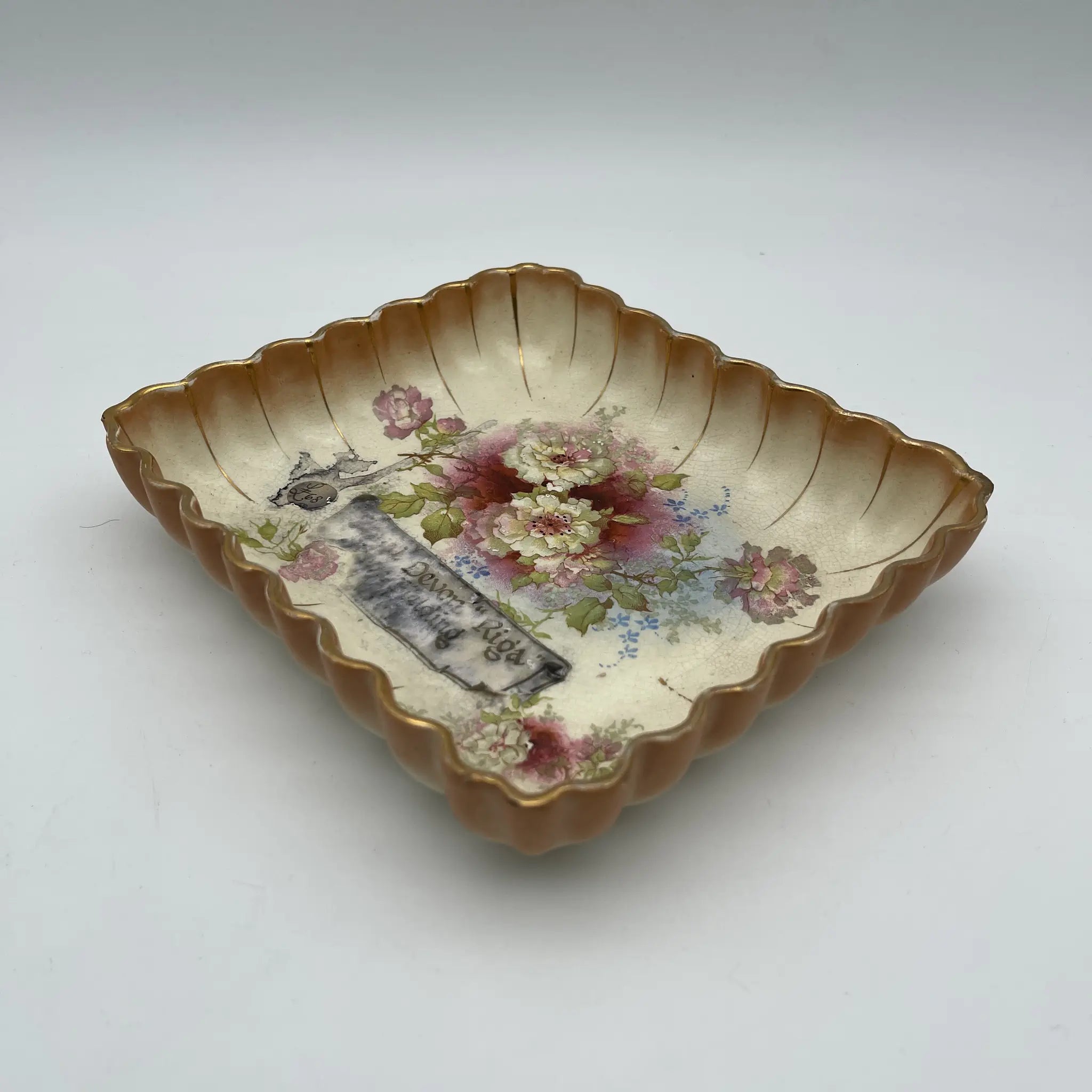 【アンティーク】 スクエアプレート (角皿) / Crown Devon (クラウンデボン) / Riga / 1890-1910年代 / 陶器 / イギリス / 銅板転写, 手彩色 金彩