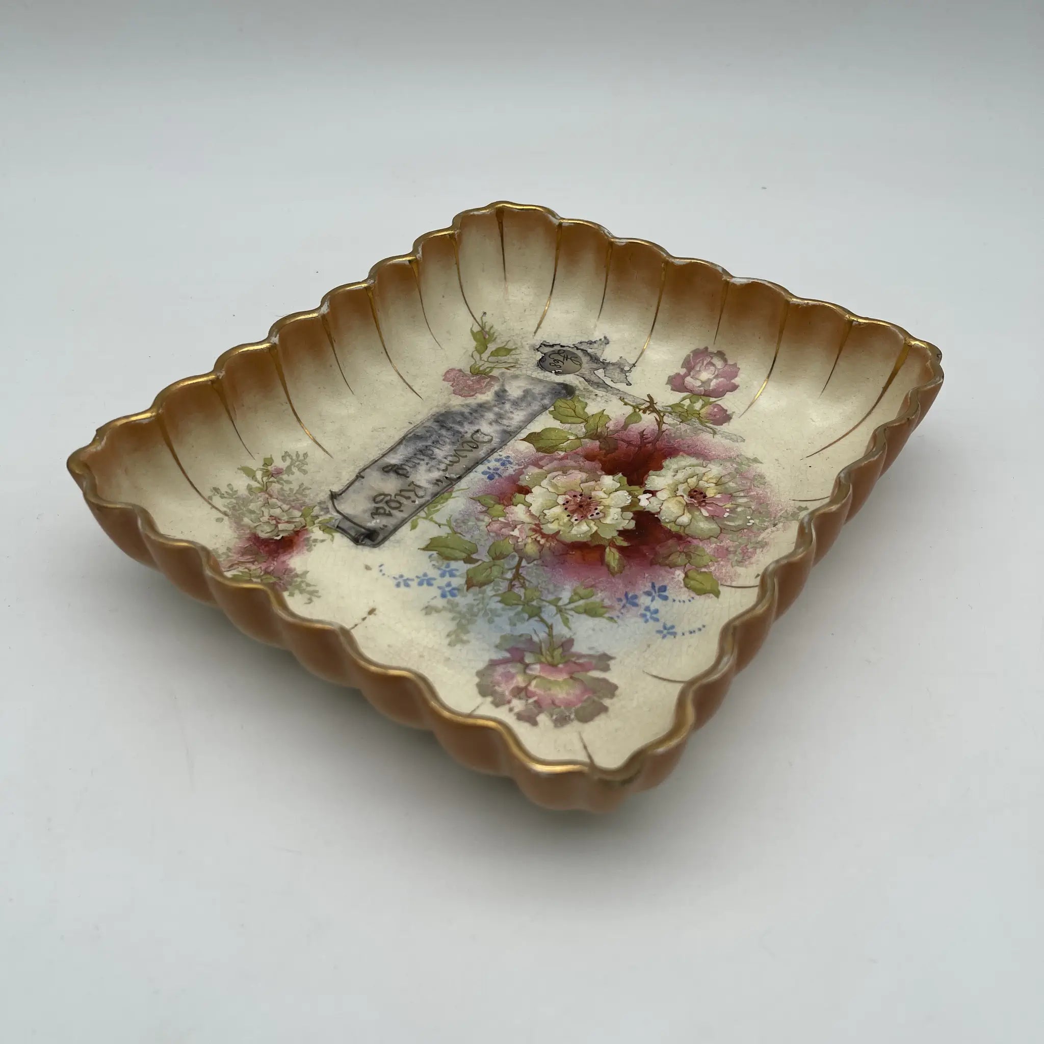 【アンティーク】 スクエアプレート (角皿) / Crown Devon (クラウンデボン) / Riga / 1890-1910年代 / 陶器 / イギリス / 銅板転写, 手彩色 金彩