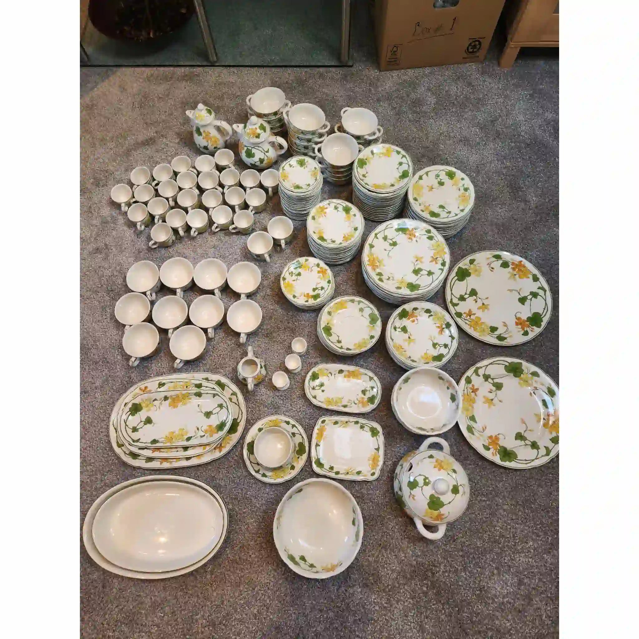 【ビンテージ】 食器セット / Villeroy & Boch(ビレロイ＆ボッホ) / Geranium(ゼラニウム) / 1970年代後半頃 / ドイツ / ティーカップ＆ソーサー,ディナープレート,サラダプレート,ブレッド＆バタープレート,ボウル,オーバルサービングディッシュ(大),オーバルサービングディッシュ（中）,オーバルディッシュ（小）,スープチューリン（蓋付き両手鍋）,クリーマー（ミルクジャグ）,シュガーポット（蓋付き）,シュガーボウル（蓋なし),ラメキン