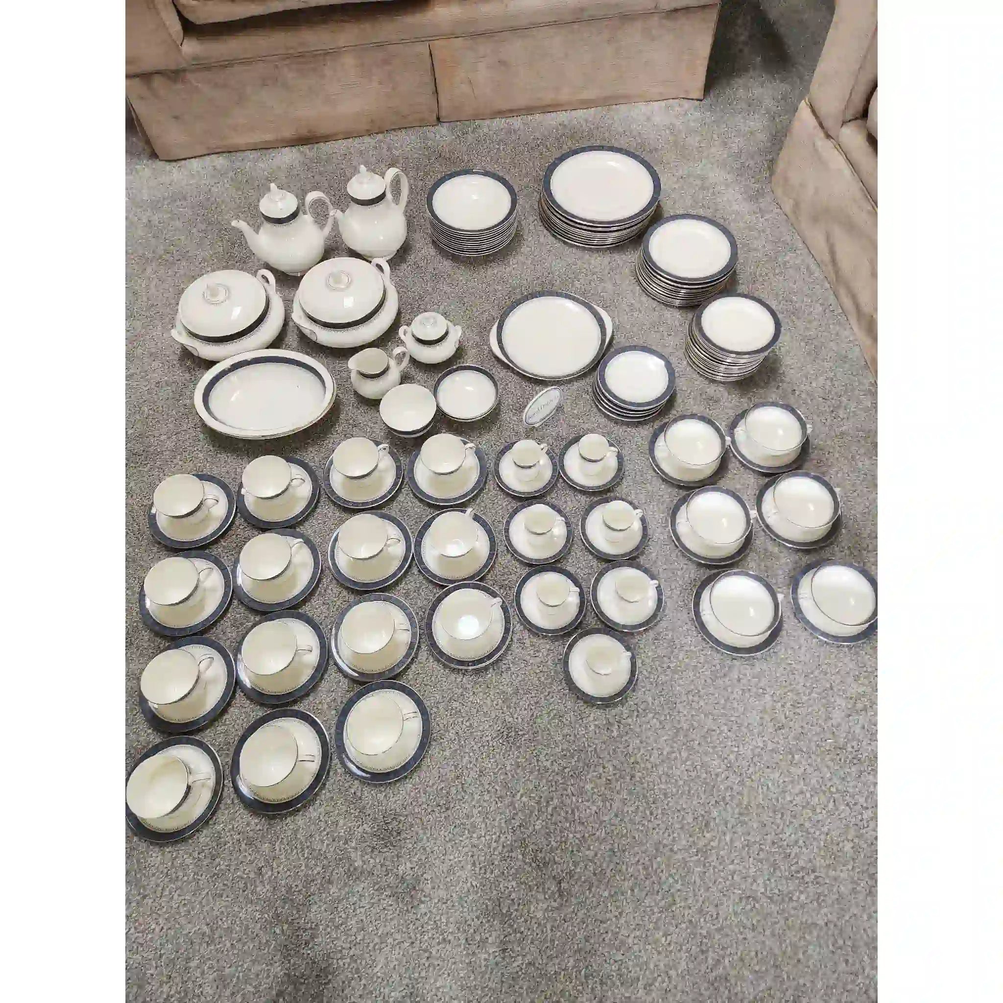 【ビンテージ】 ティーセットとティーポットのセットを含むディナーセット / Royal Doulton (ロイヤル・ドルトン) / SHERBROOKE (シャーブルック) / 1979年から1988年 / Fine Bone China / イギリス / 金彩