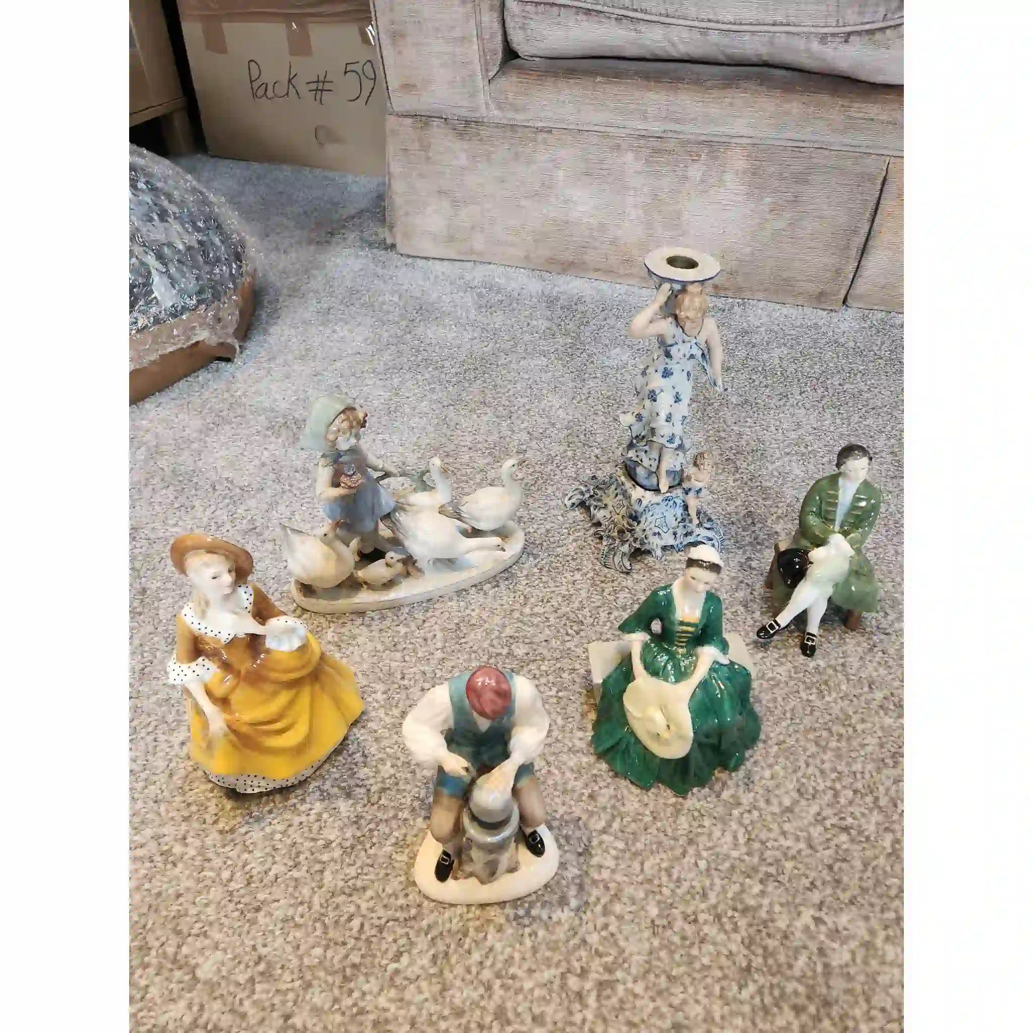 【】 磁器の人形