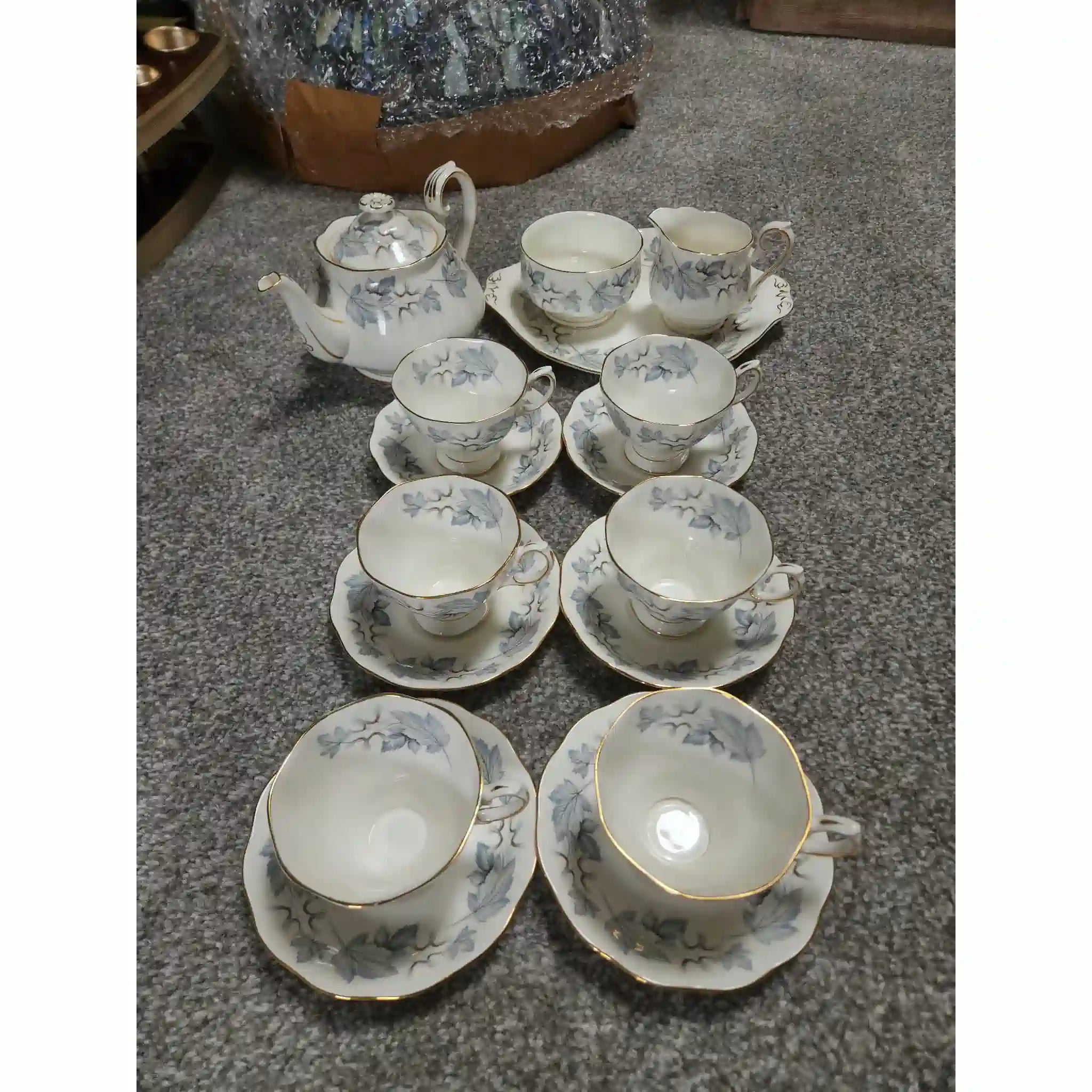 【】 ケーキプレートとティーポット付きの茶セット