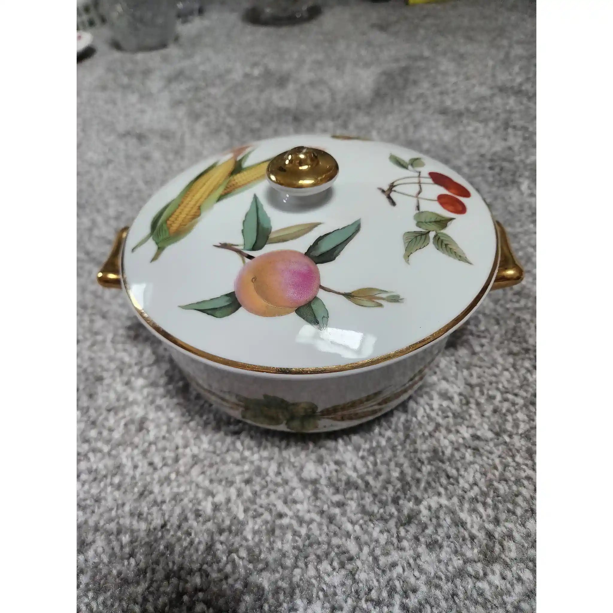 【】 蓋付きのスープの大鉢