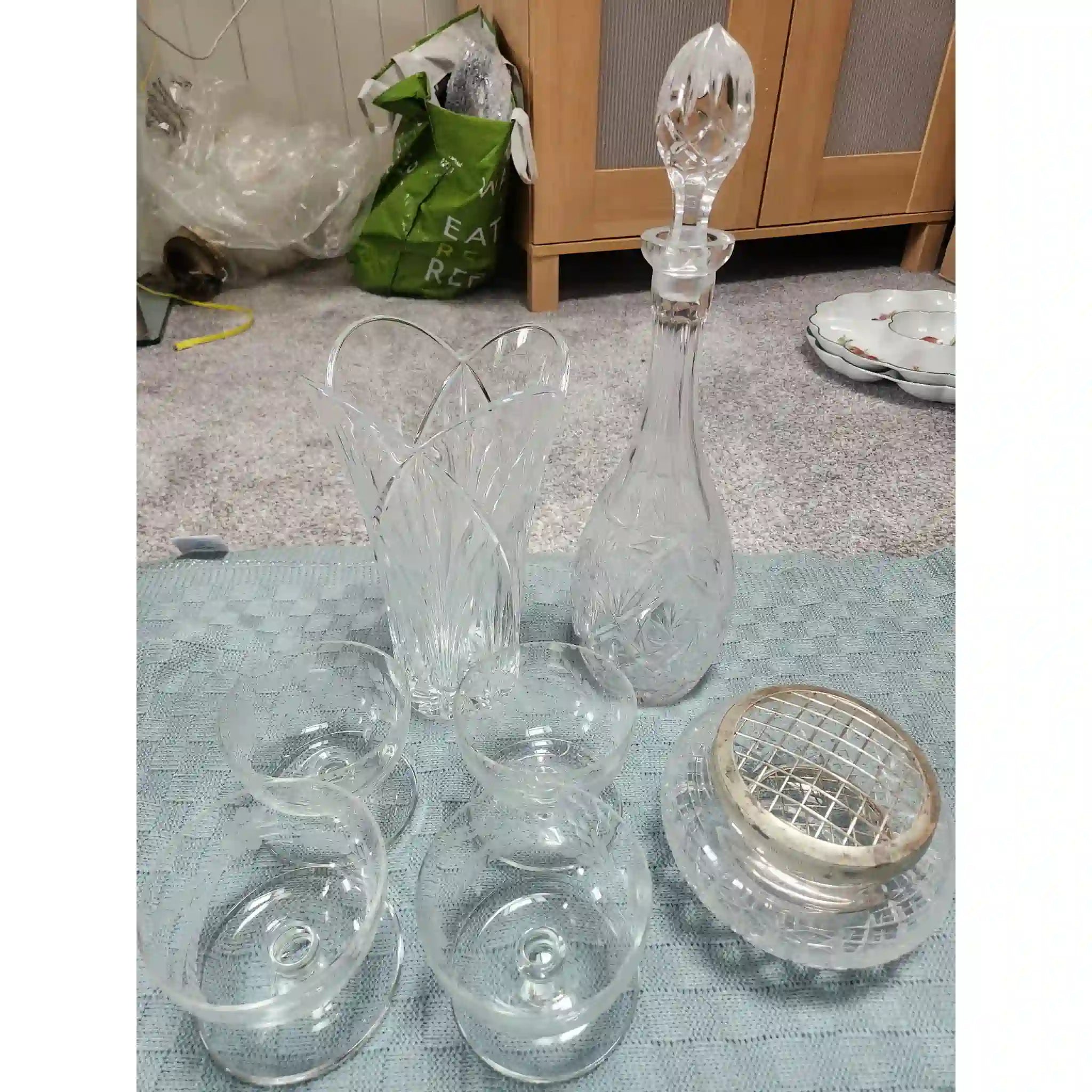 【】 花瓶と脚のあるグラス