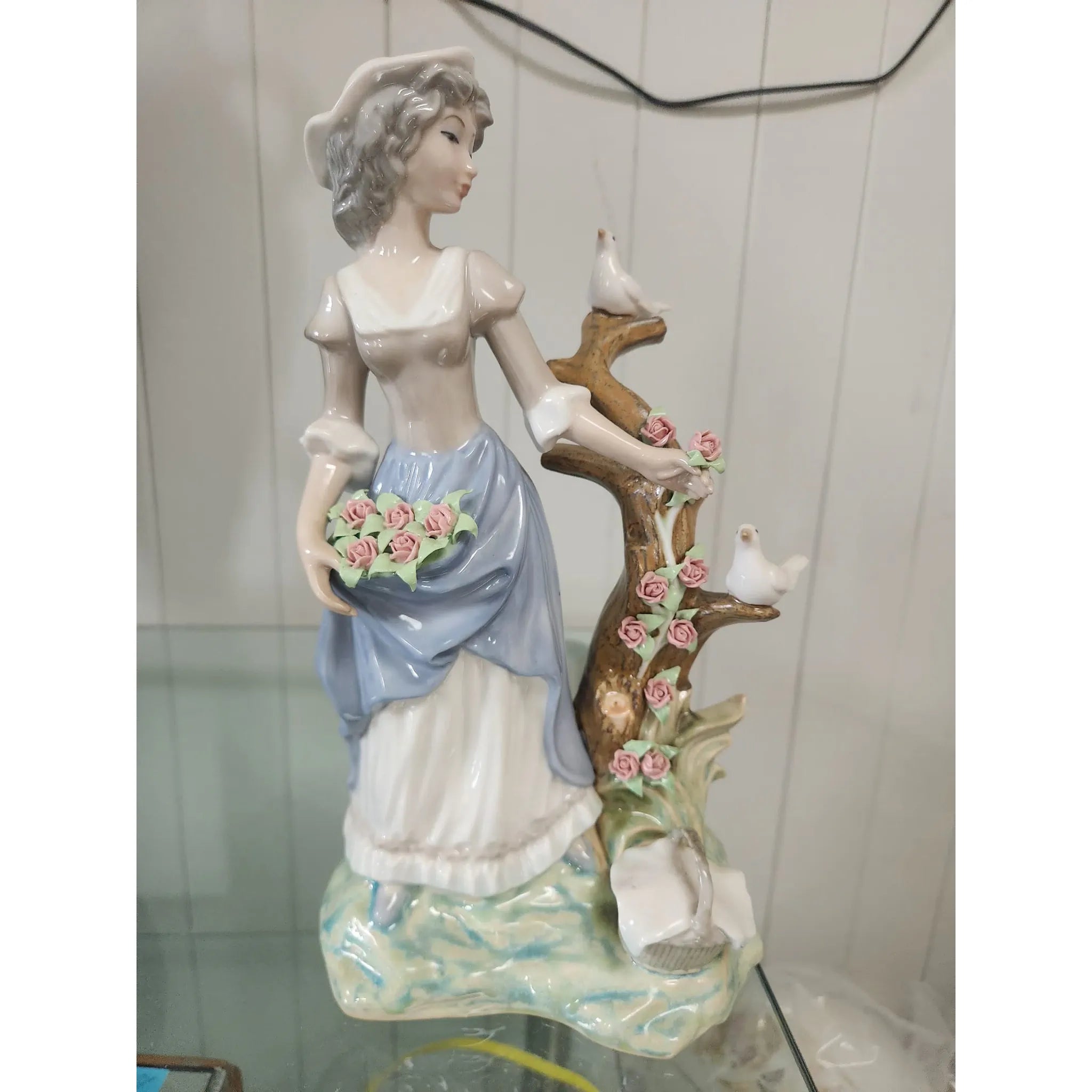 【】 磁器の人形