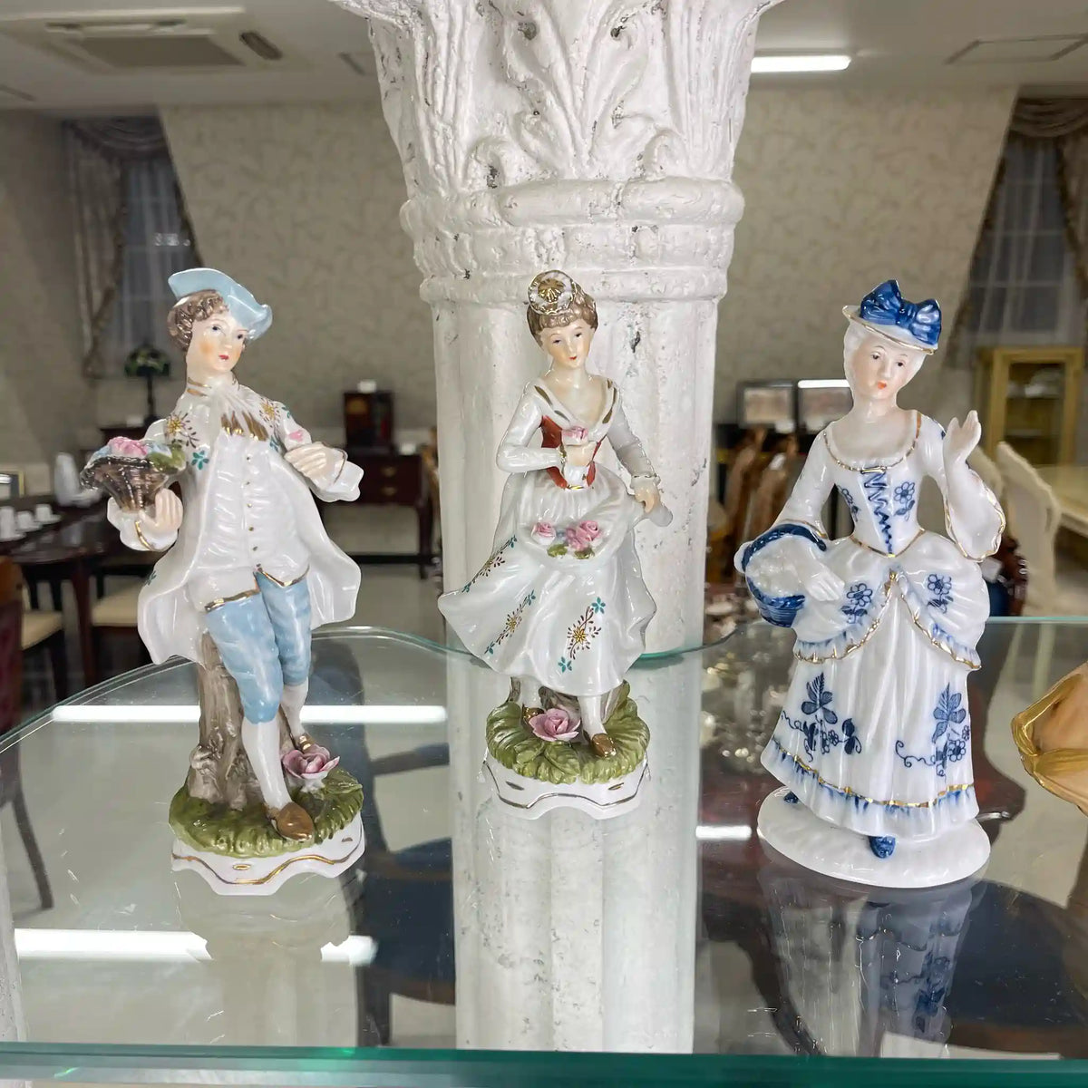 陶磁器人形(フィギュリン) / 手描き装飾,金彩台座,ロココ調,ハンド 陶磁器人形(フィギュリン) / 手描き装飾,金彩台座,ロココ調,ハンド