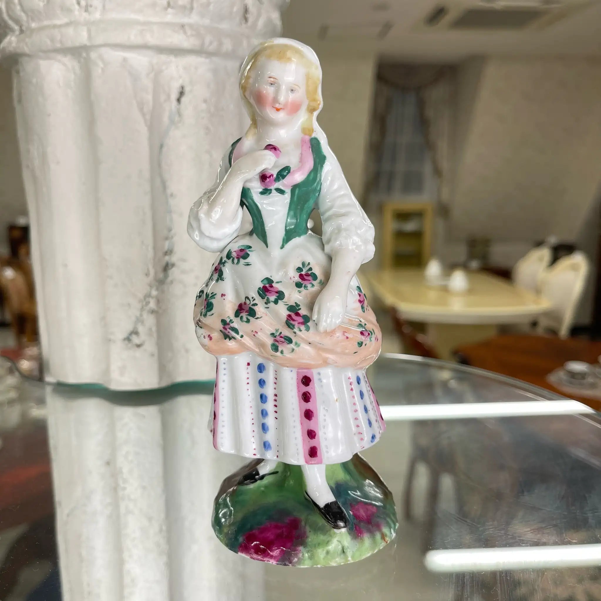 【【アンティーク】フィギュリン(陶器人形) Staffordshire（スタッフフォードジャー） / 農村の娘 / 19世紀以降  / イギリス /  /