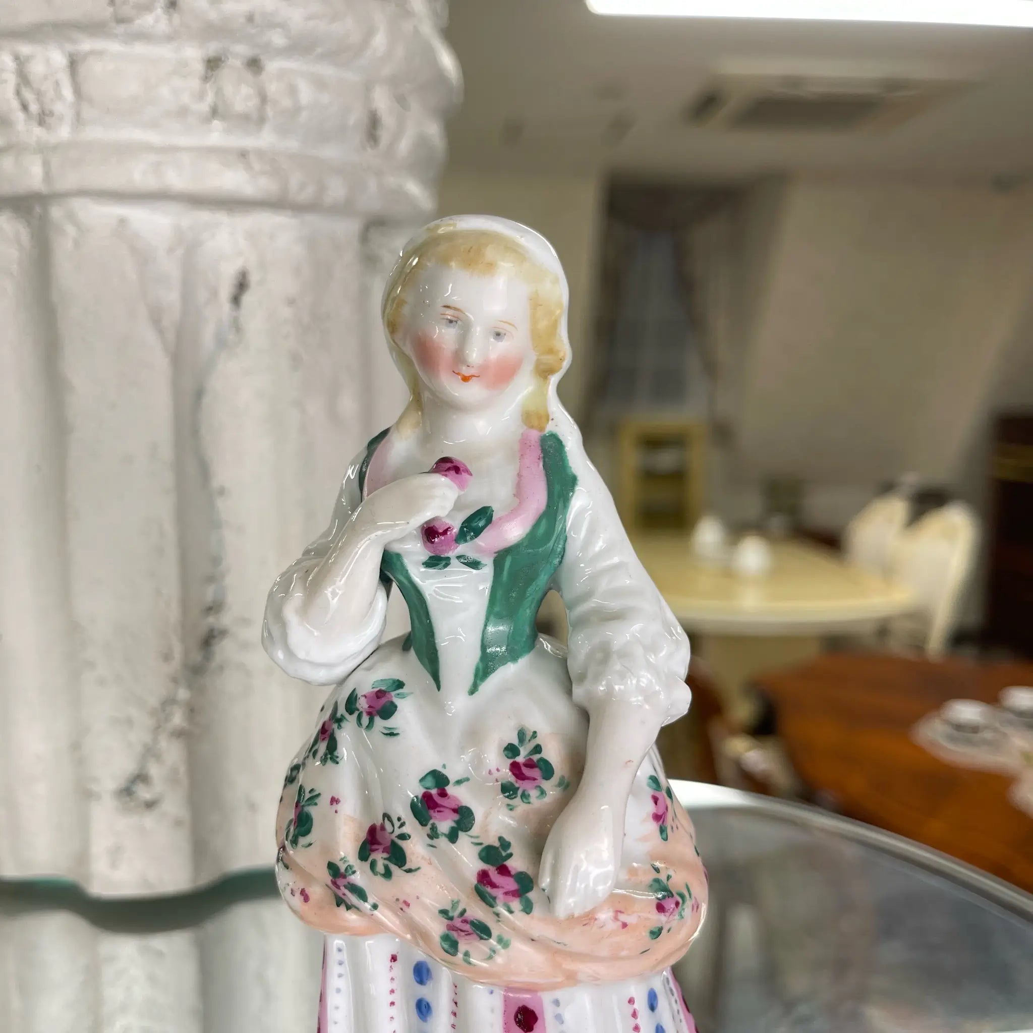 【【アンティーク】フィギュリン(陶器人形) Staffordshire（スタッフフォードジャー） / 農村の娘 / 19世紀以降  / イギリス /  /