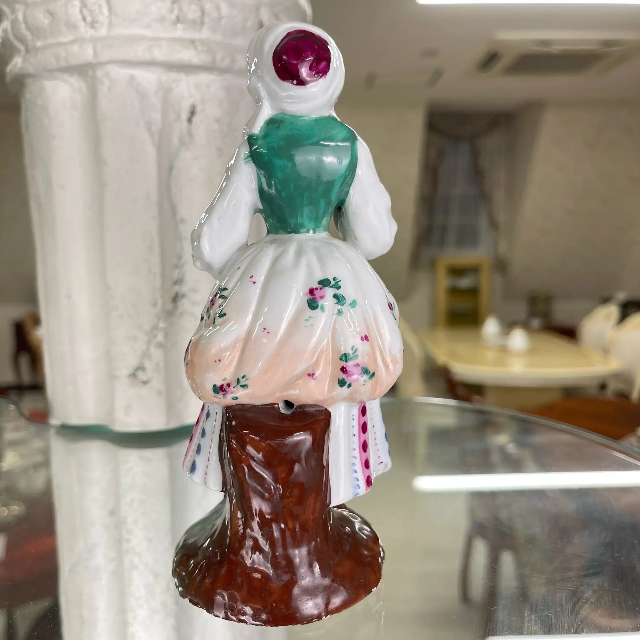 [Antique] Figurine of a Farm Girl, Staffordshire (Stafford Jar) / 19th Century or Later, England 