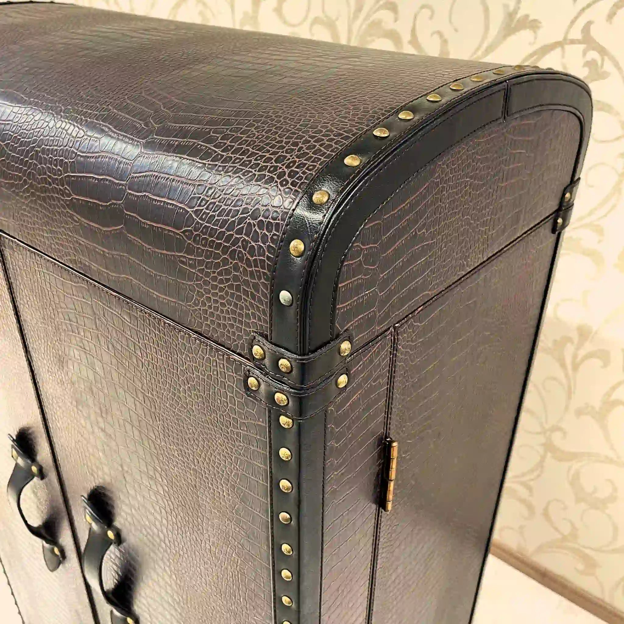 [Vintage] Wine cabinet / crocodile / synthetic skin / Japan / wine storage