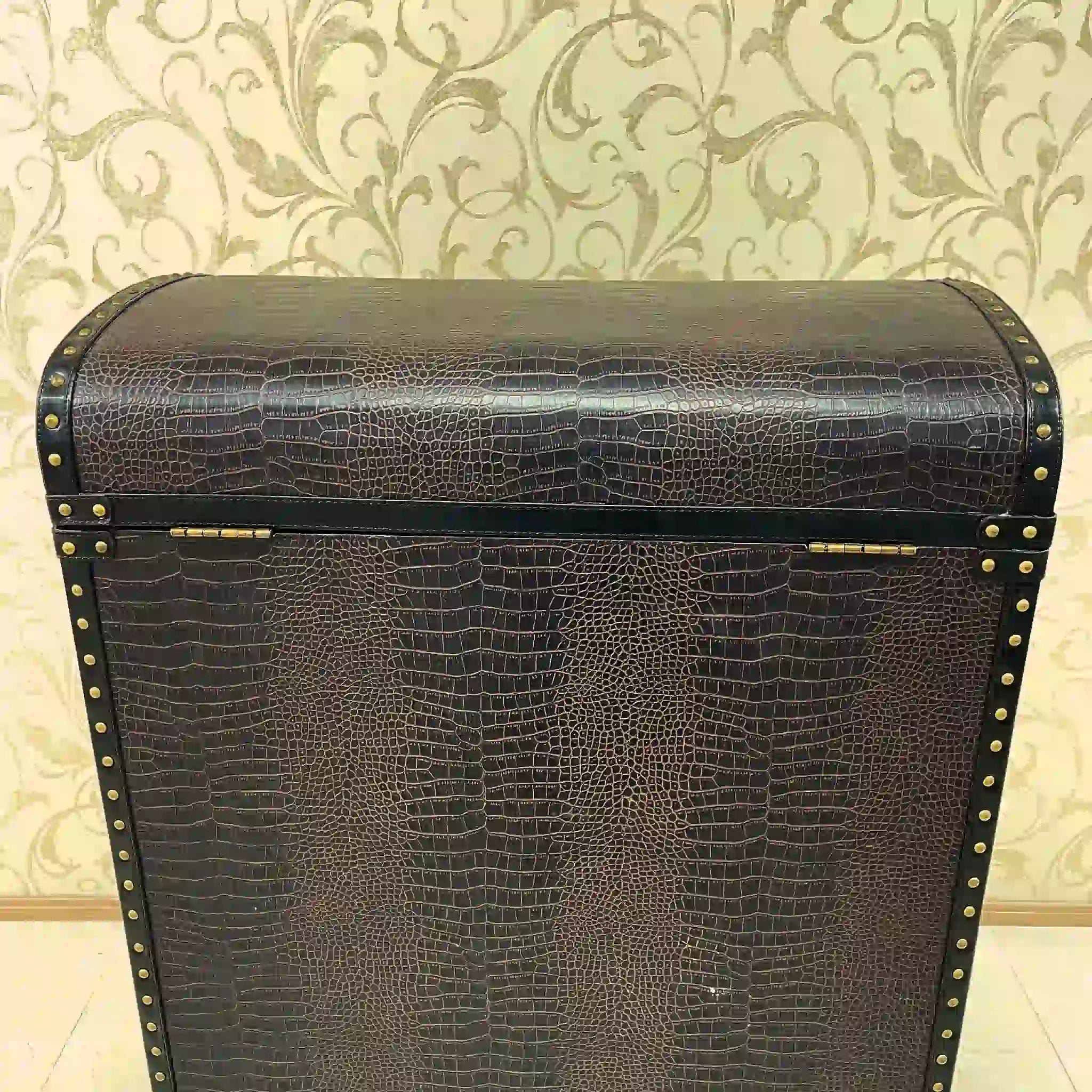 [Vintage] Wine cabinet / crocodile / synthetic skin / Japan / wine storage