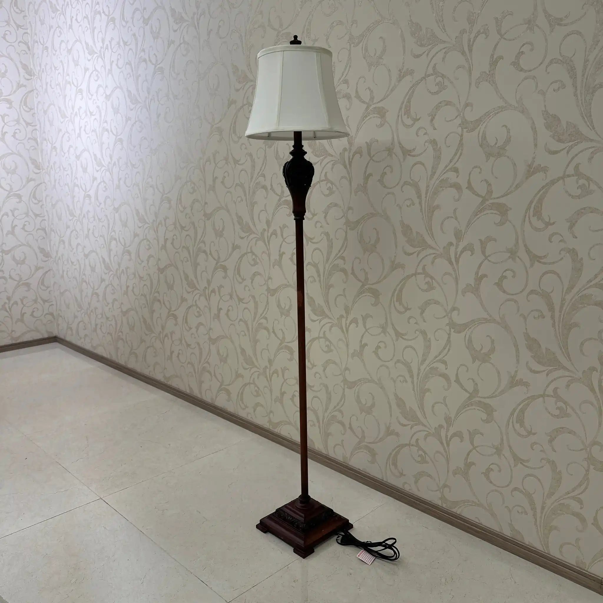 [Reused] Antique-style metal stand lamp 