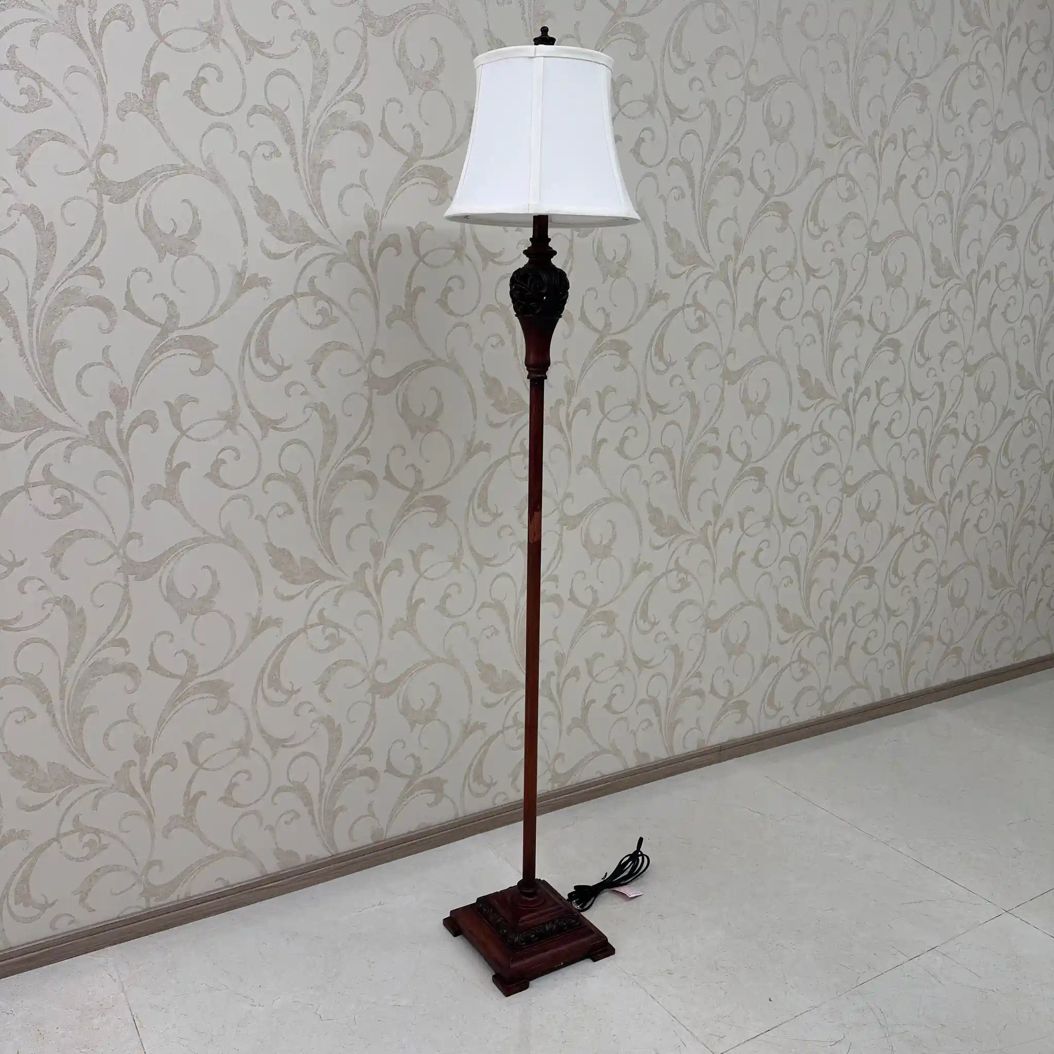 [Reused] Antique-style metal stand lamp 