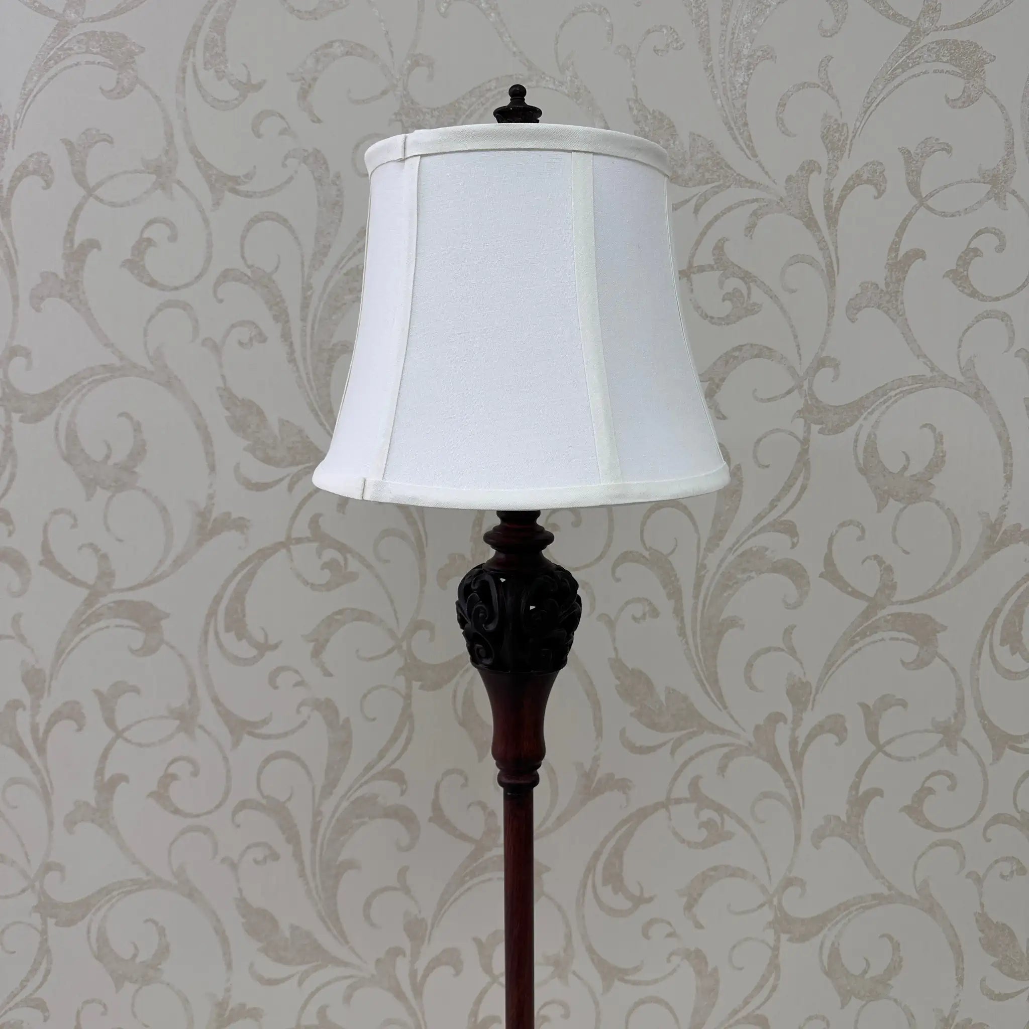 [Reused] Antique-style metal stand lamp 