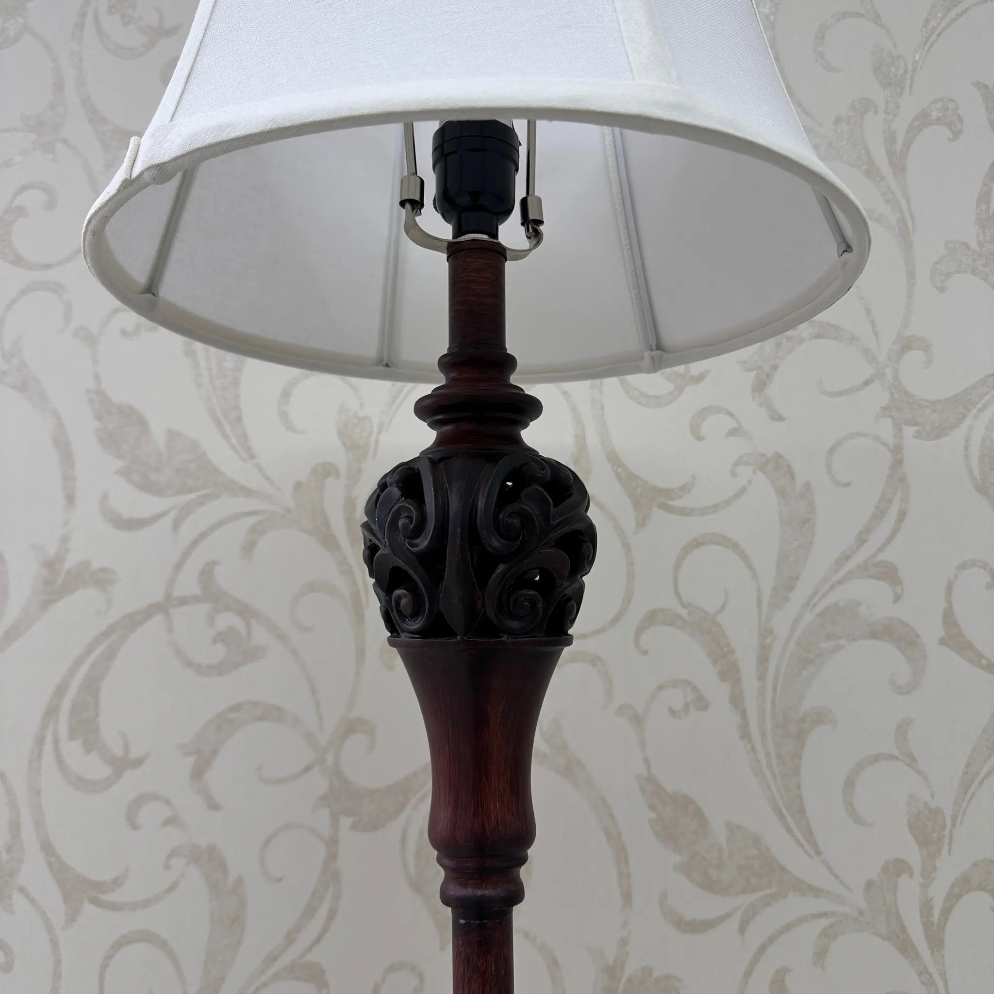 [Reused] Antique-style metal stand lamp 