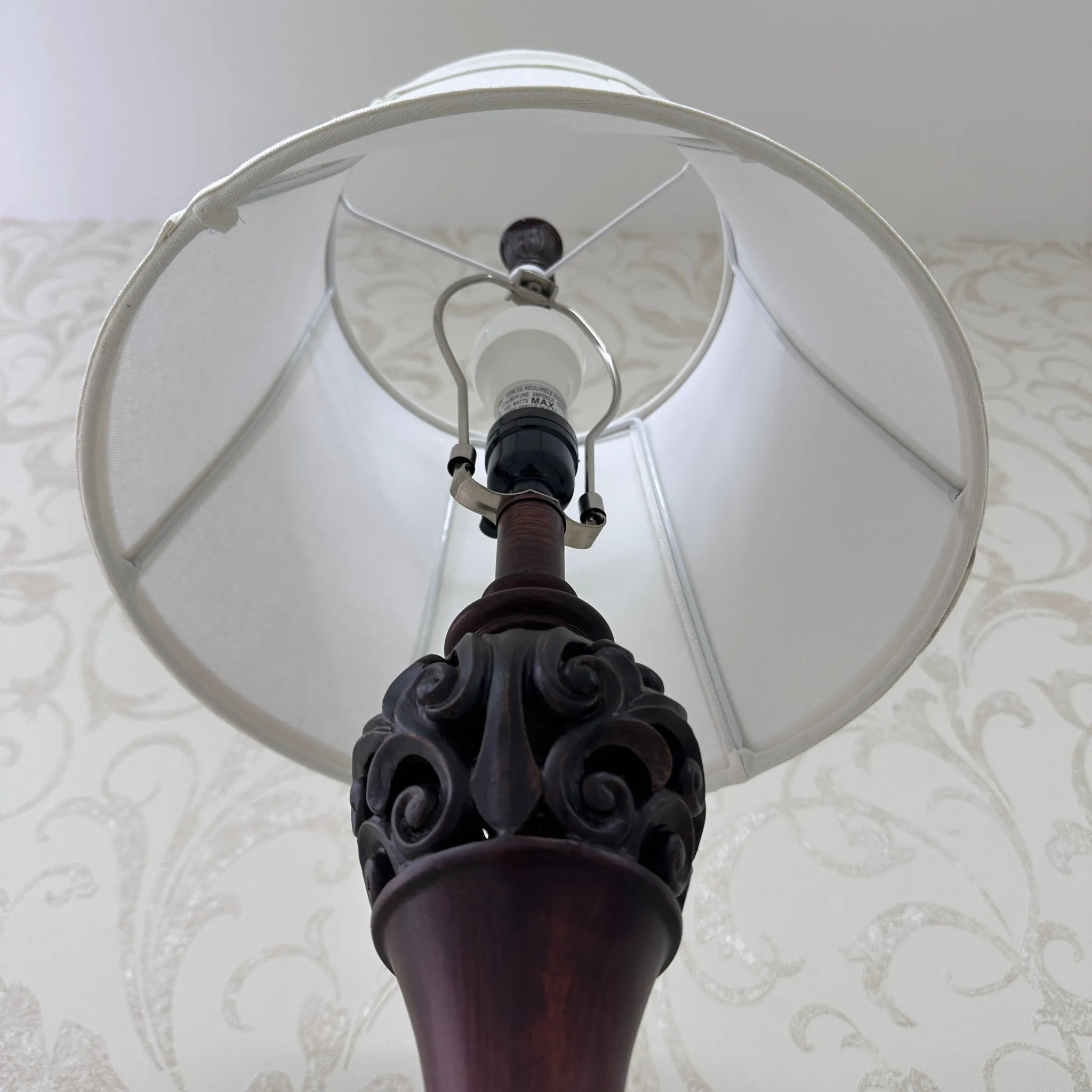 [Reused] Antique-style metal stand lamp 