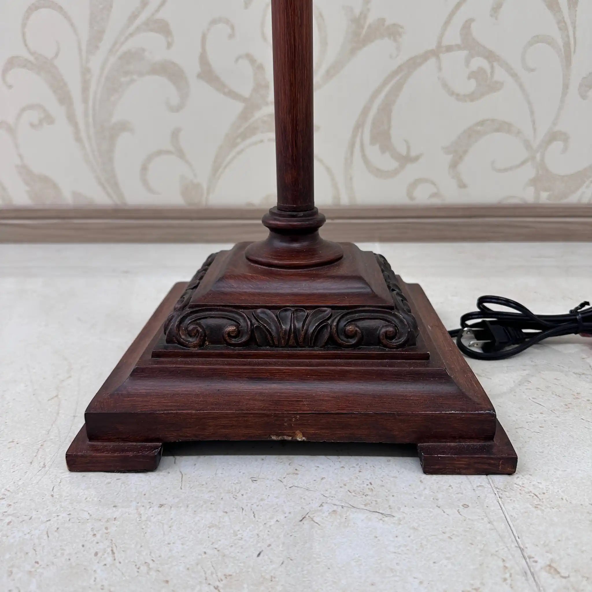 [Reused] Antique-style metal stand lamp 