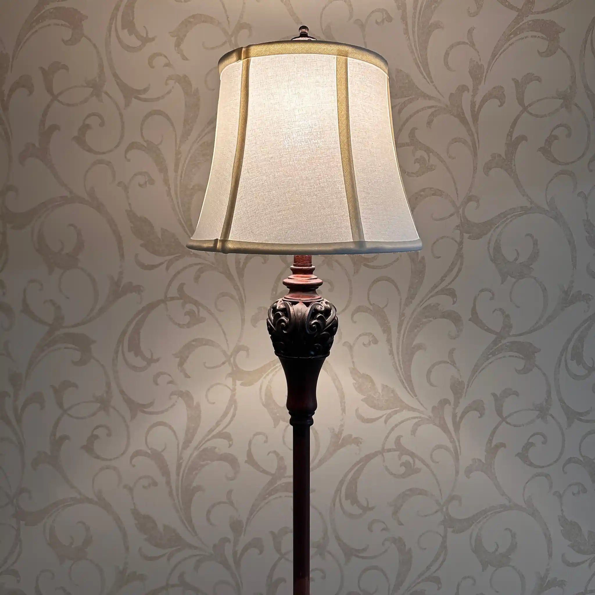 [Reused] Antique-style metal stand lamp 