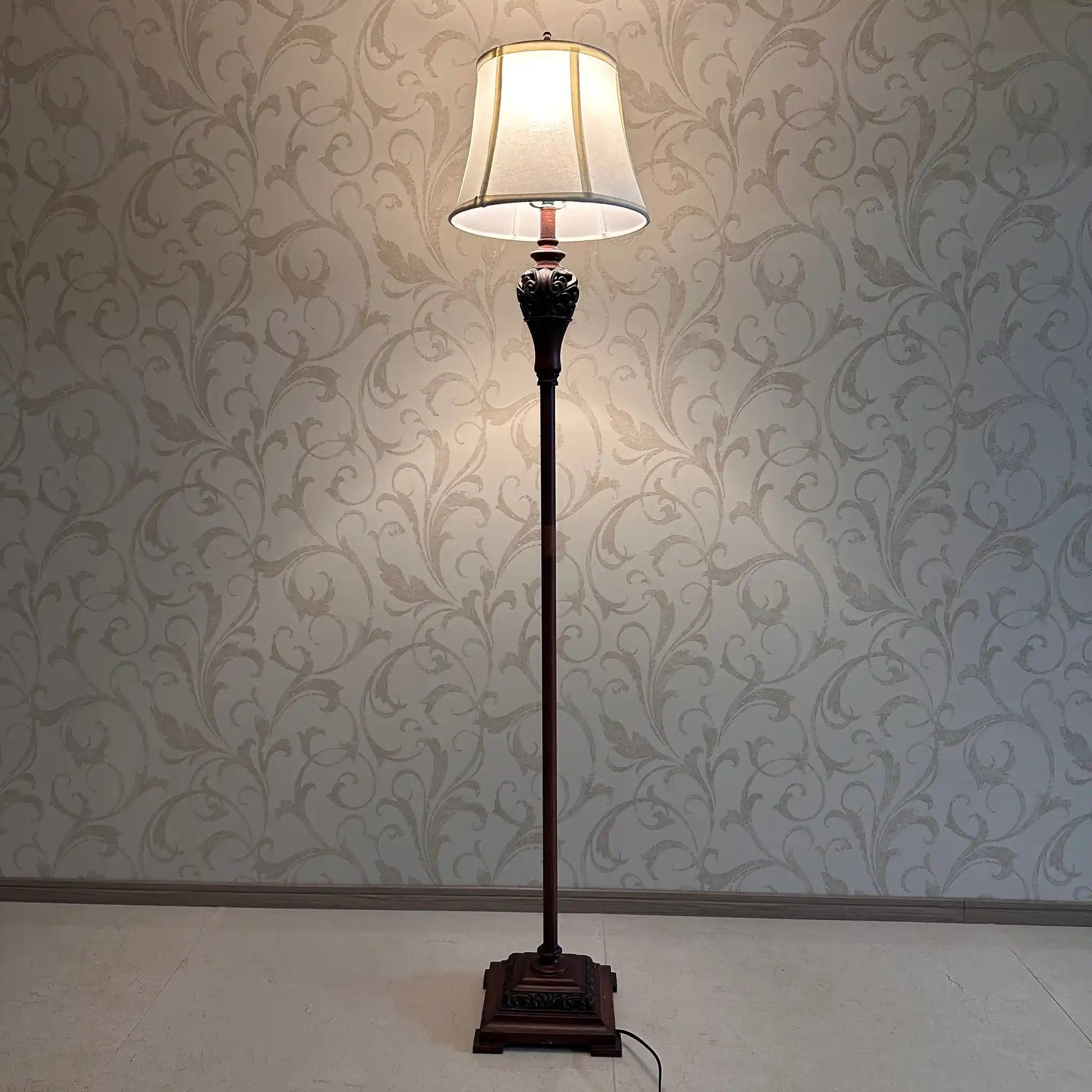 [Reused] Antique-style metal stand lamp 