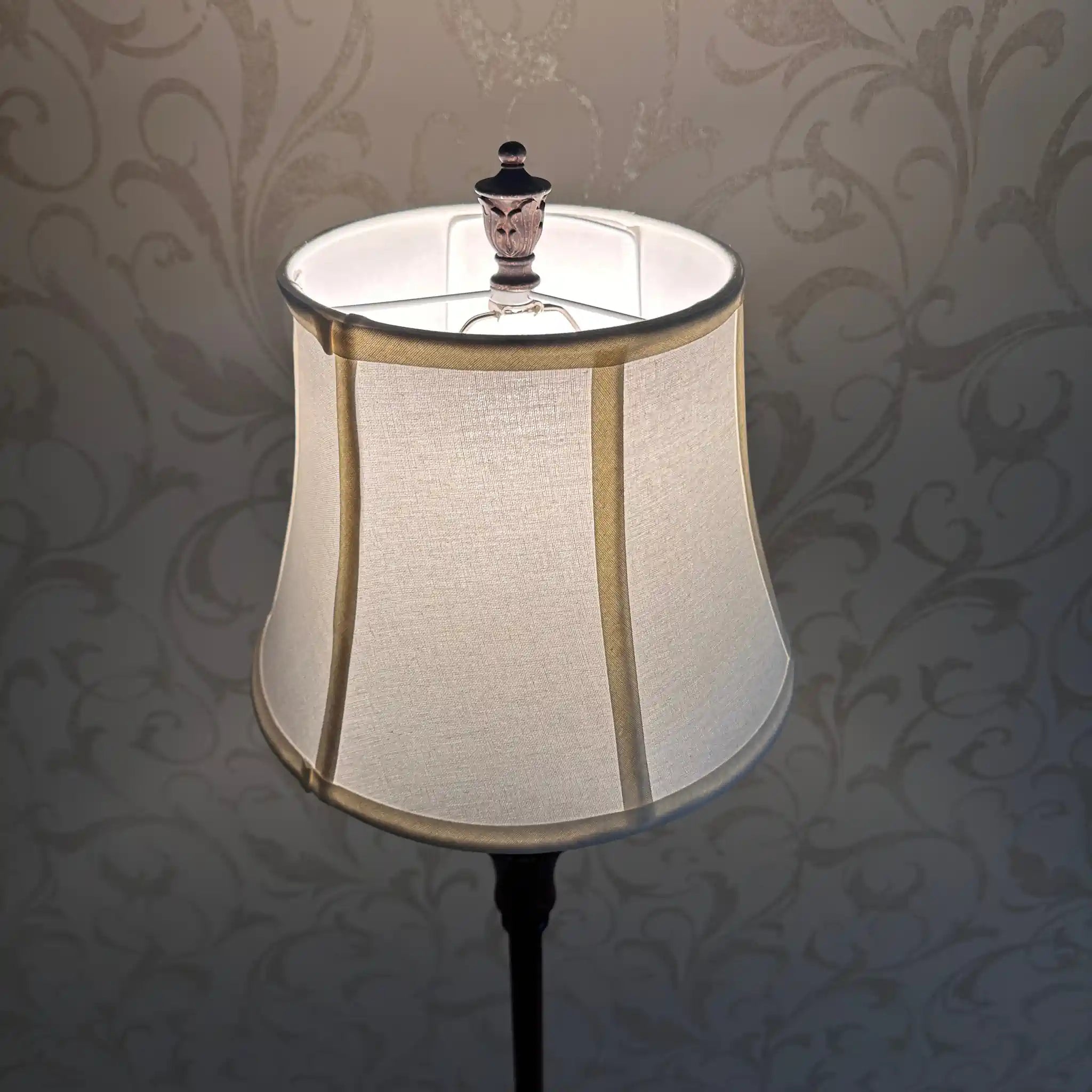 [Reused] Antique-style metal stand lamp 