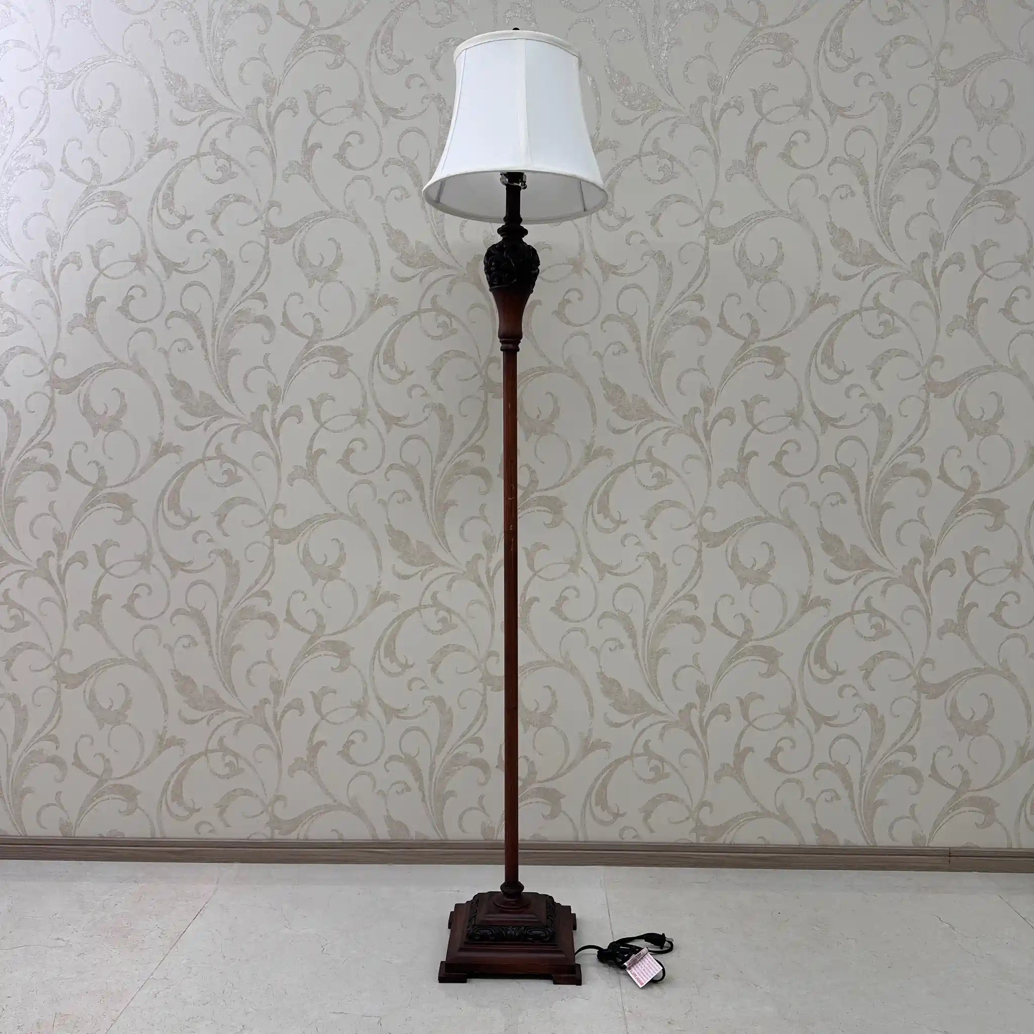 [Reused] Antique-style metal stand lamp 