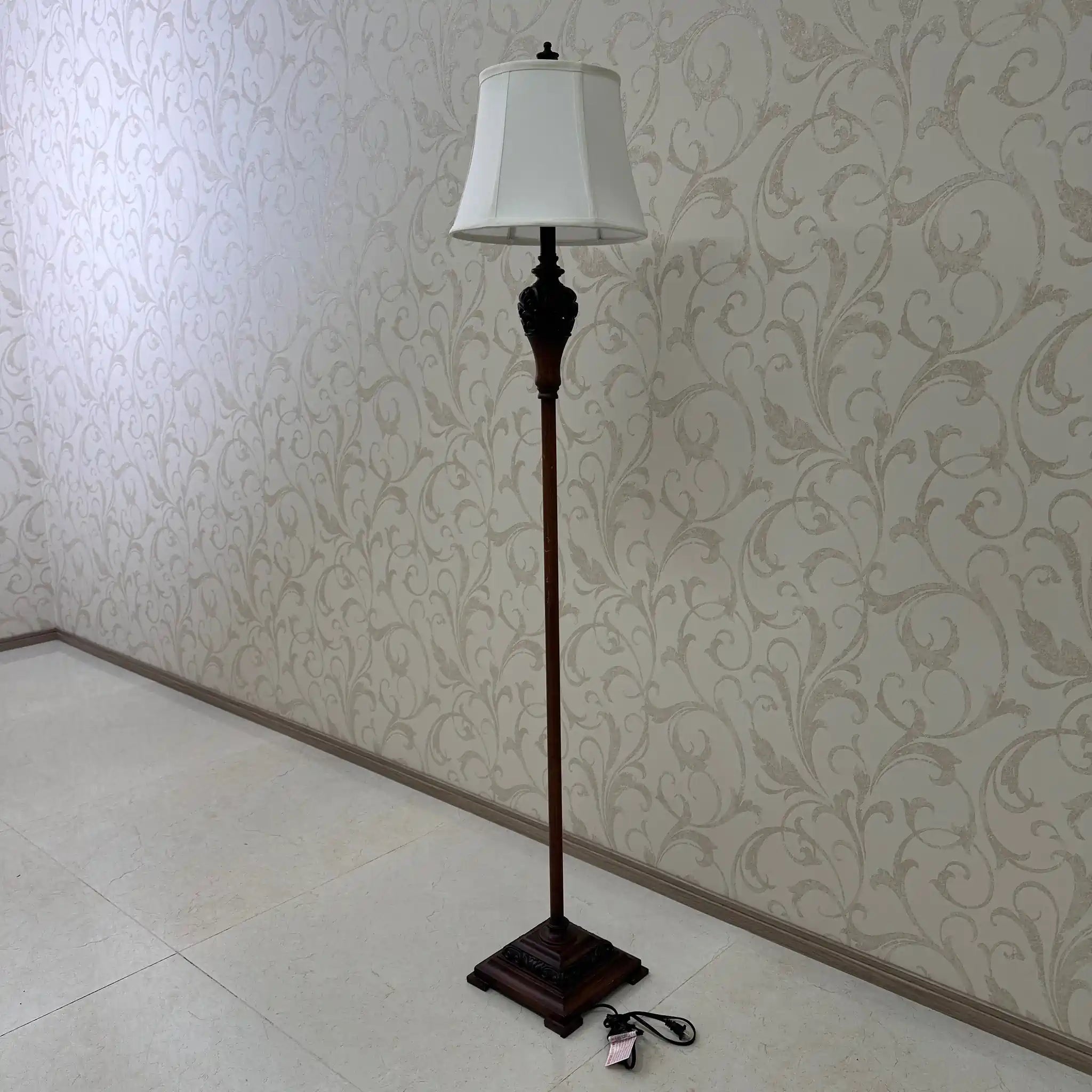 [Reused] Antique-style metal stand lamp 