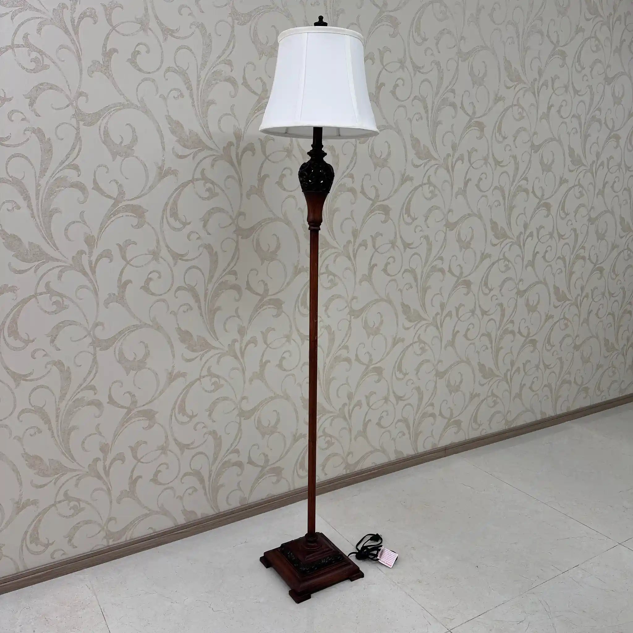 [Reused] Antique-style metal stand lamp 