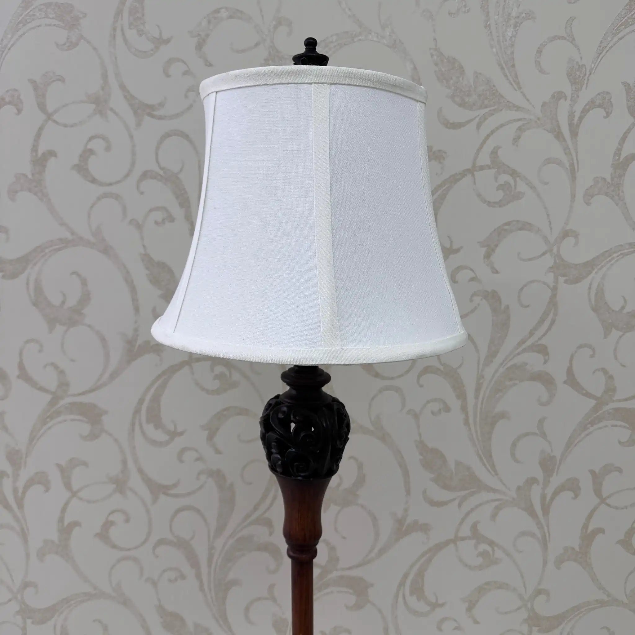 [Reused] Antique-style metal stand lamp 