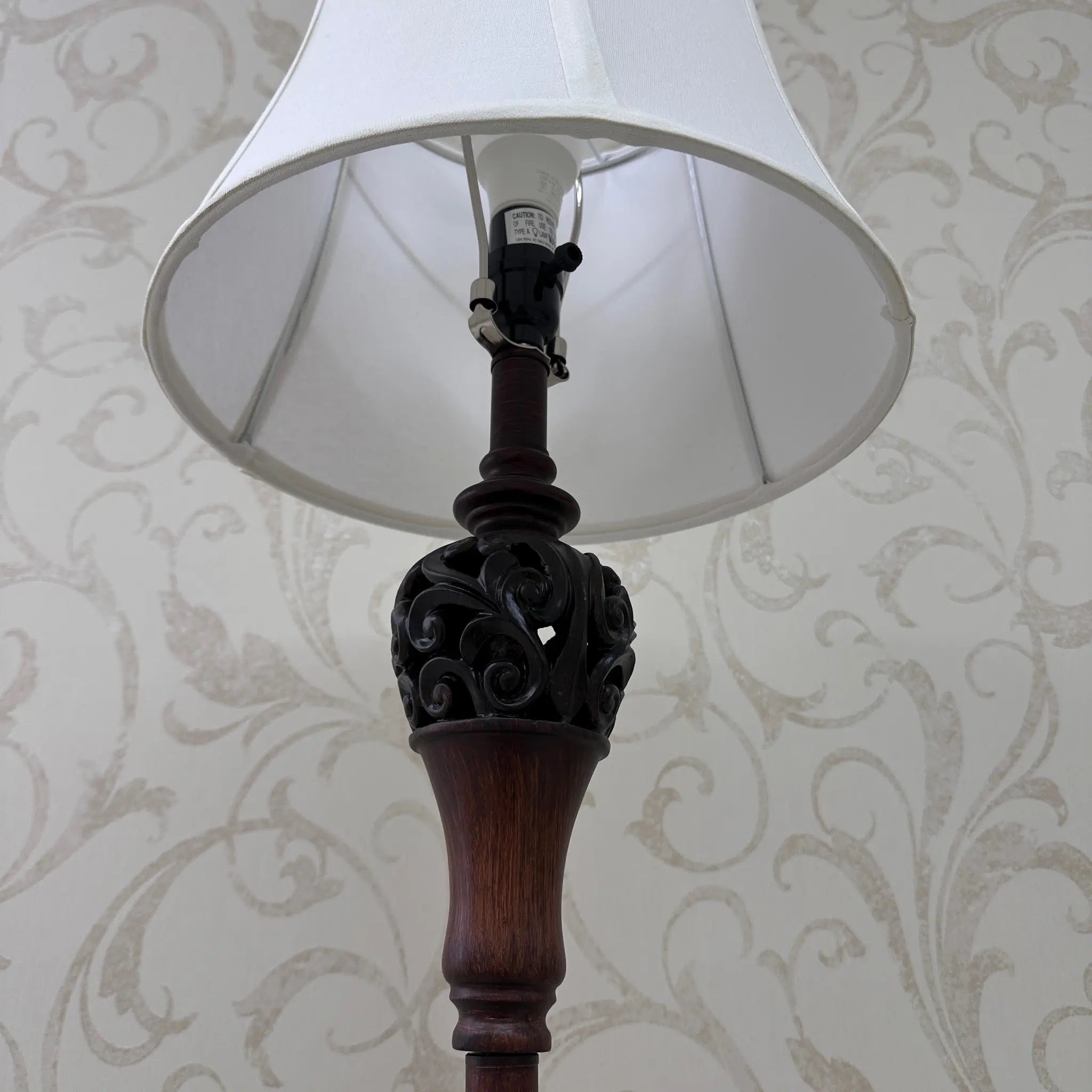 [Reused] Antique-style metal stand lamp 