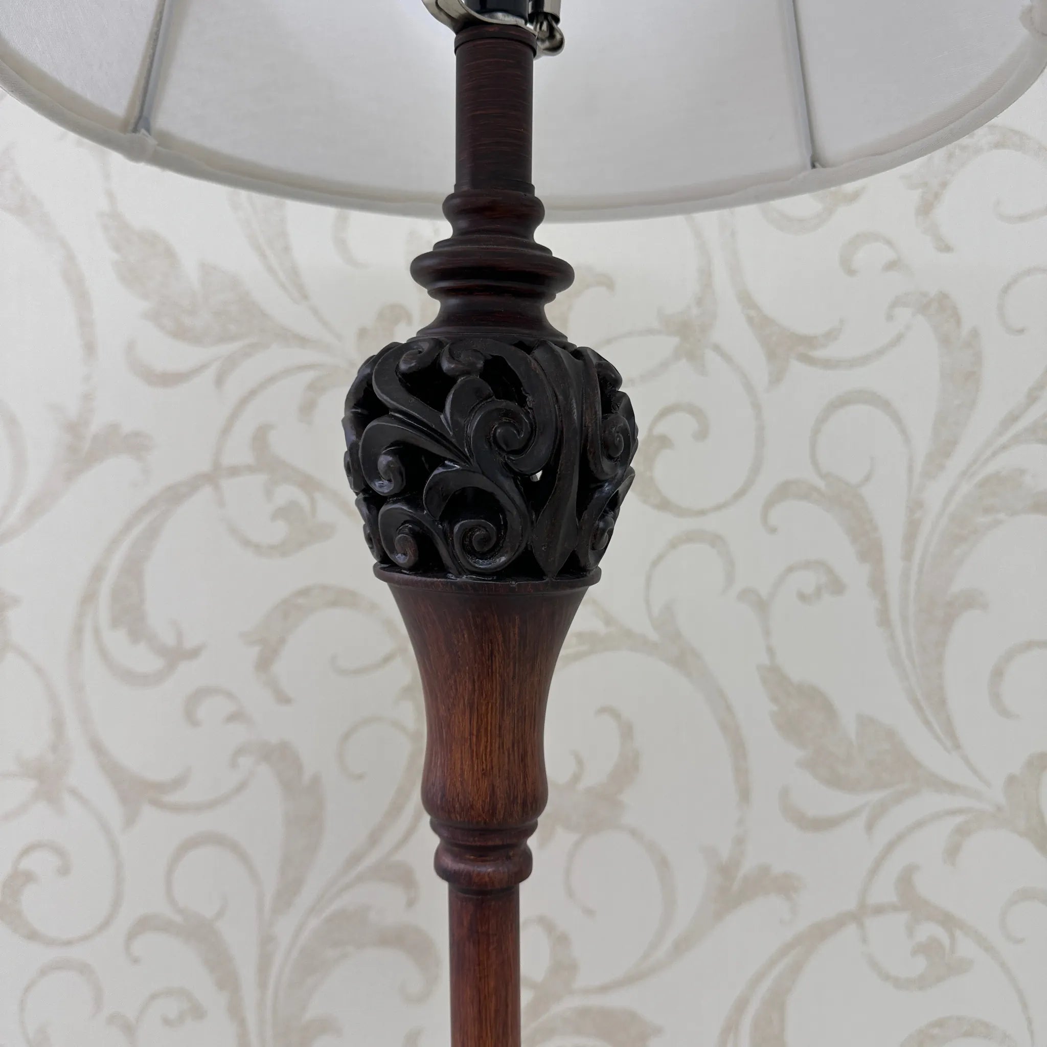 [Reused] Antique-style metal stand lamp 