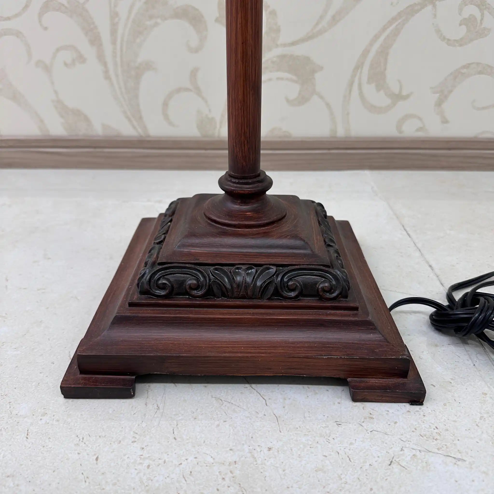 [Reused] Antique-style metal stand lamp 