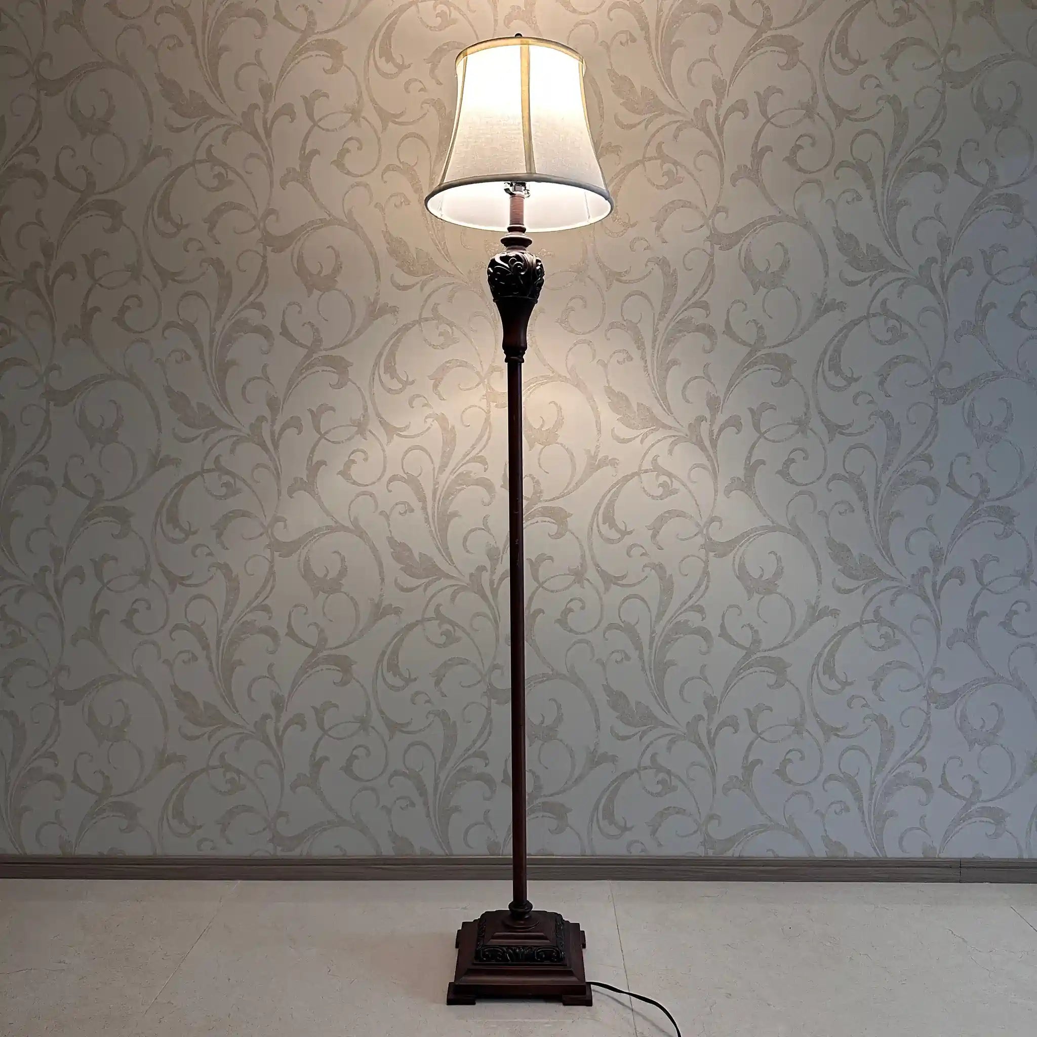 [Reused] Antique-style metal stand lamp 