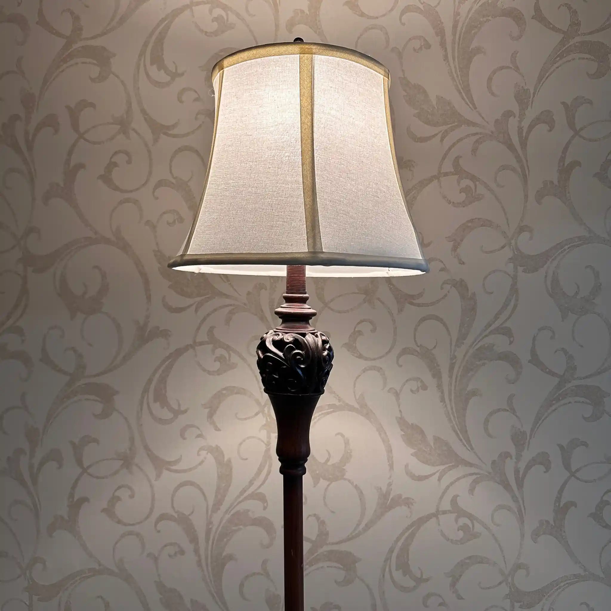 [Reused] Antique-style metal stand lamp 