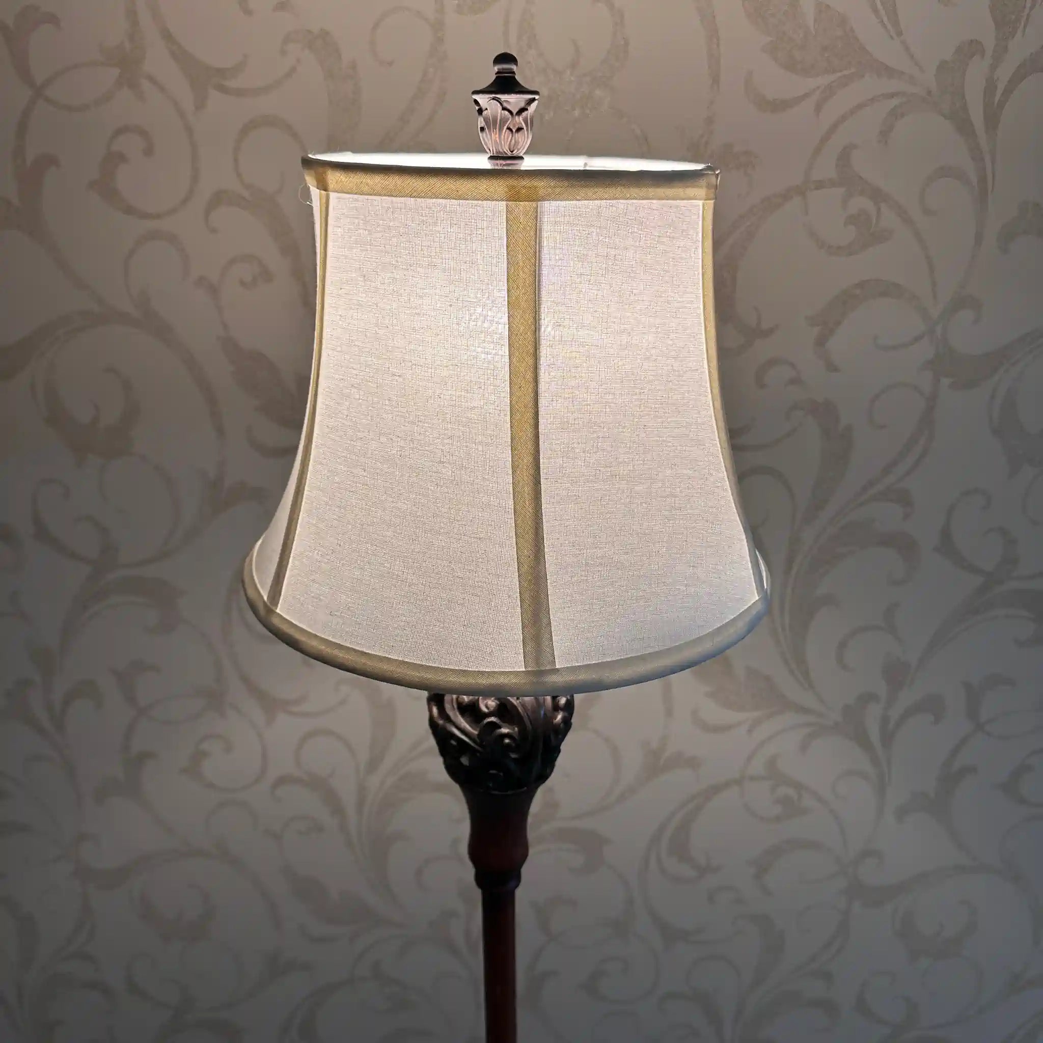 [Reused] Antique-style metal stand lamp 