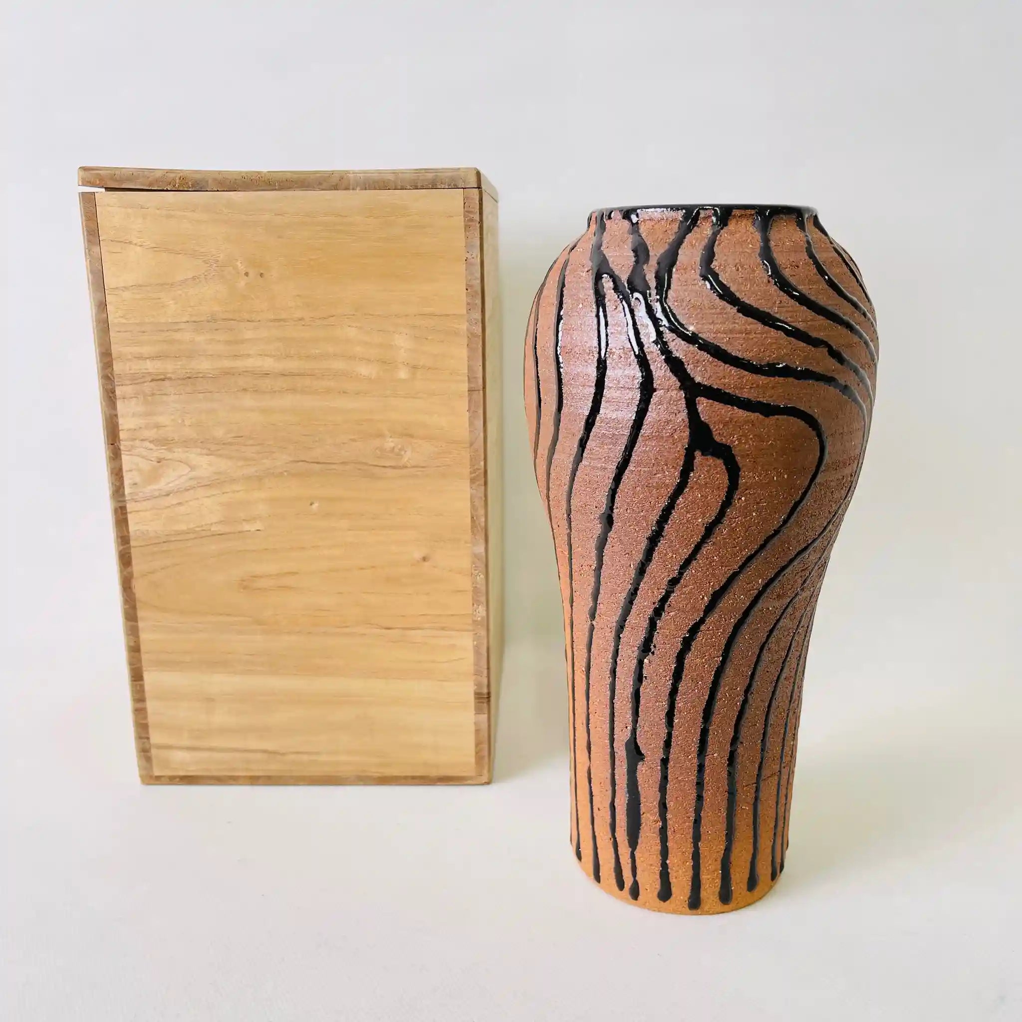 [Antique] Black glazed vase with wood grain pattern