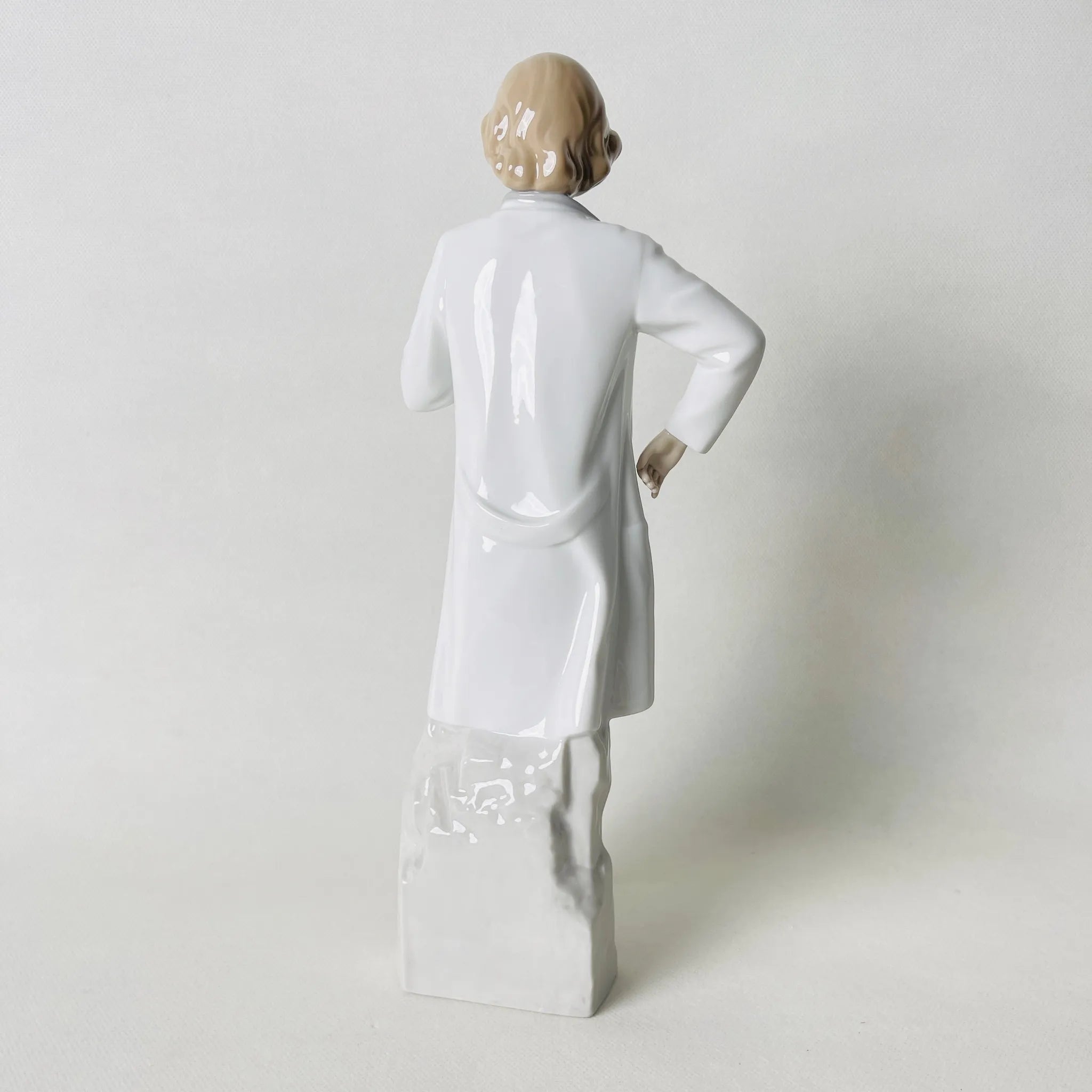 【リユース】 フィギュリン(陶器人形) / LLADRO /  「頼れるドクター」  / スペイン / 未使用