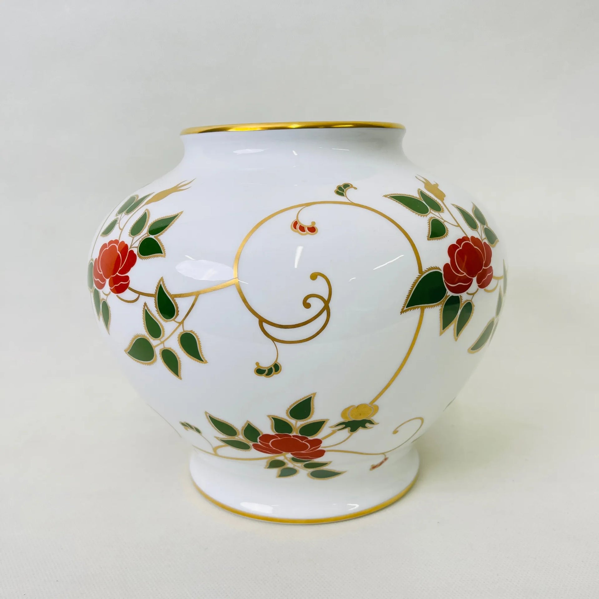 花柄の金彩装飾陶器花瓶　大型　花瓶 大倉陶園 / 花瓶 飾壺 / 薔薇唐草 / 1960年〜1980年代頃 / 陶器 / 日本